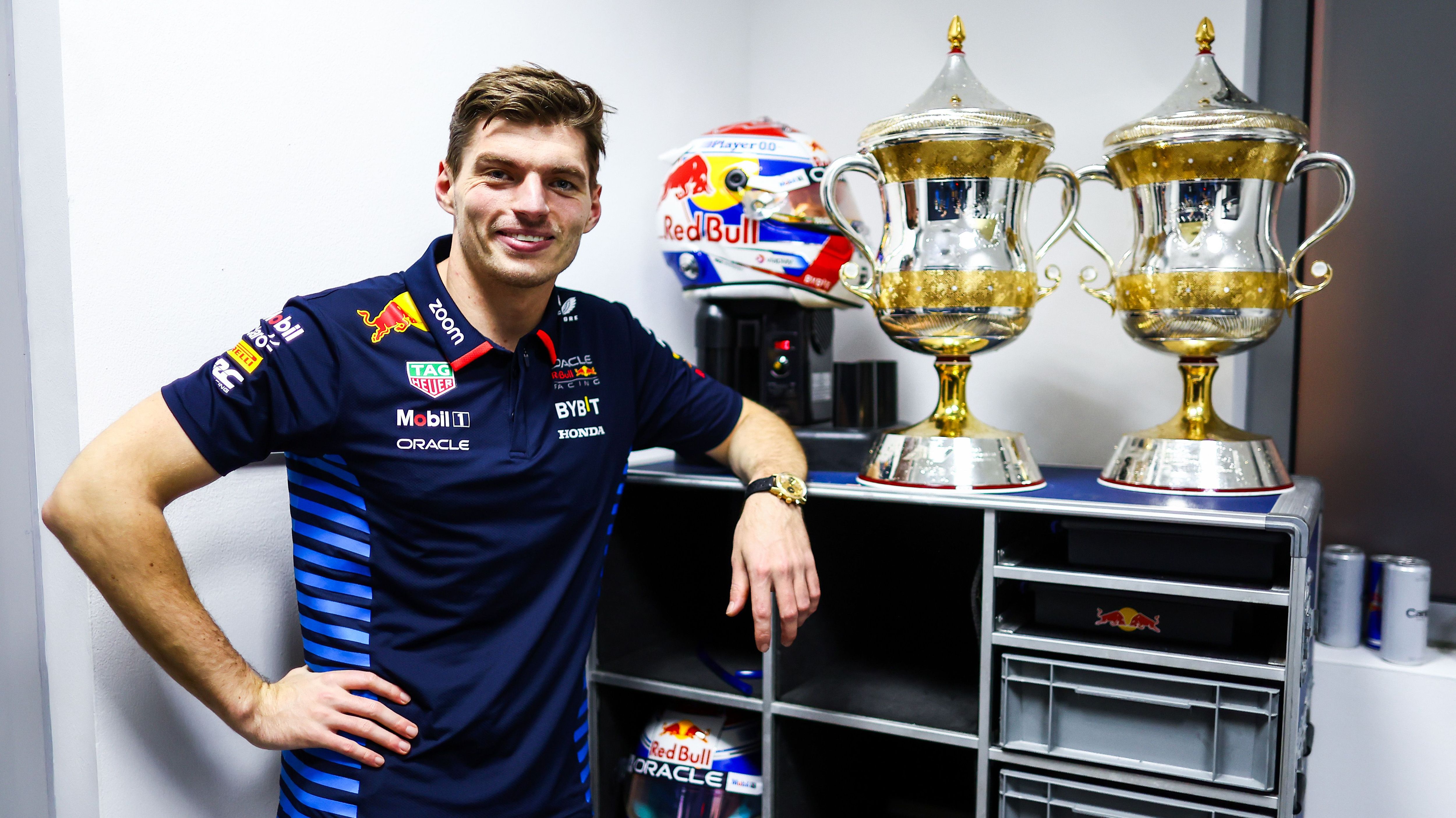 <strong>Gewinner: Max Verstappen (Red Bull)</strong><br>Der amtierende Weltmeister knüpft an die bestechende Form des vergangenen Jahres an: Pole Position, schnellste Rennrunde und ungefährdeter Start-Ziel-Sieg. Der neueste Red-Bull-Bolide des Niederländers scheint einmal mehr das Maß der Dinge zu sein, grobe Fahrfehler unterlaufen Verstappen ohnehin kaum. Dem 26-Jährigen winkt eine absolute Rekordsaison!