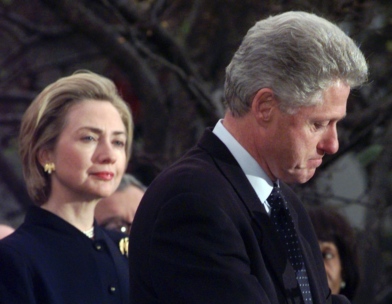 Bill Clinton ist einer von 3 US-Präsidenten, gegen die ein Amtsenthebungsverfahren eröffnet wurde. Ihm wurde 1998 vorgeworfen, unter Eid über seine außereheliche Affäre mit der Praktikantin Monica Lewinsky gelogen zu haben. Das Verfahren gegen Clinton wurde eingestellt, weil im Senat nicht die erforderliche Mehrheit für eine Amtsenthebung zustande kam.