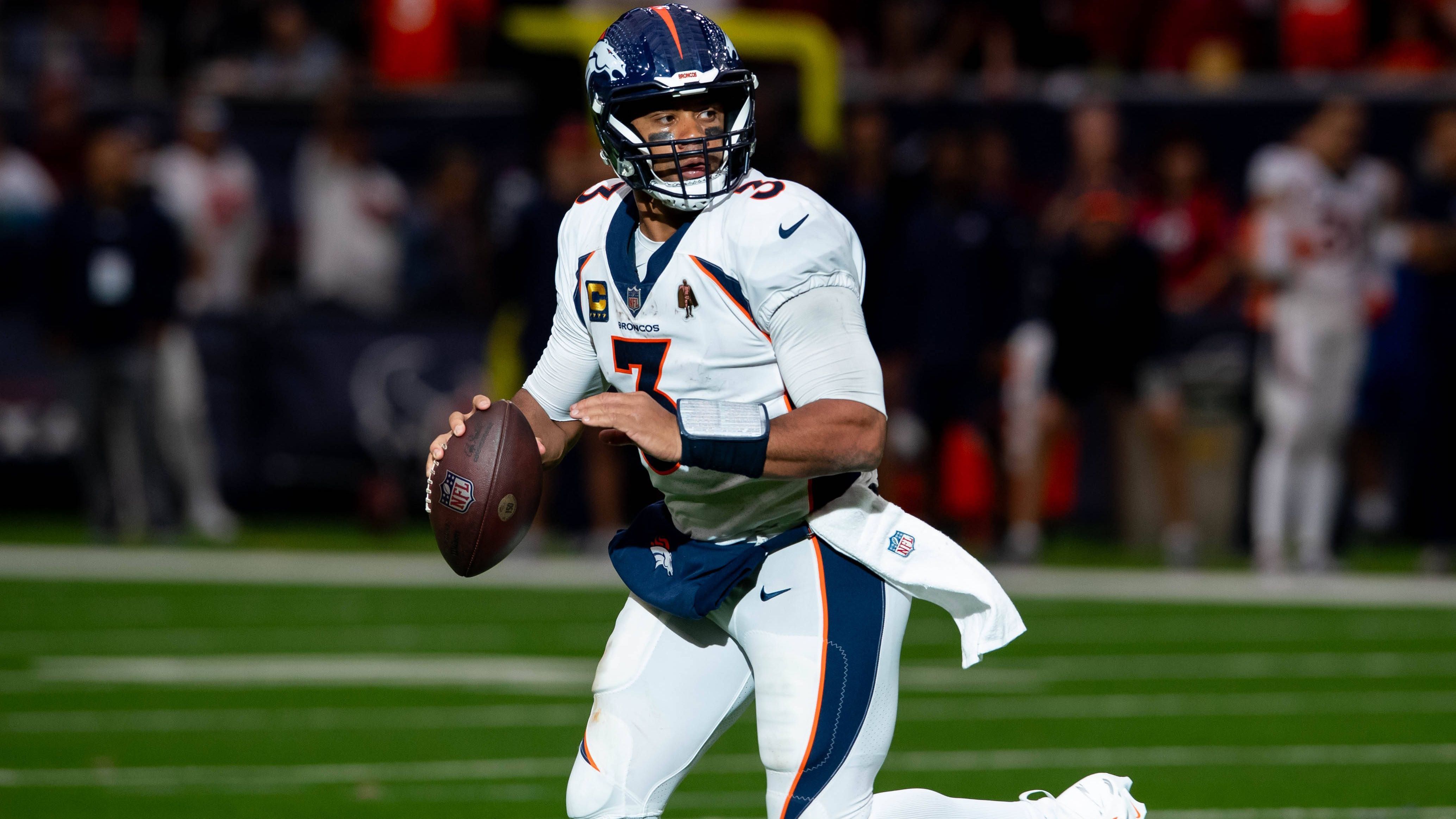 <strong>Russell Wilson (Denver Broncos)</strong><br>Gegen die Houston Texans jedoch hat Wilson wieder seinen untalentierten Zwilling geschickt, der auch 2022 schon spielte. Mit 17:22 verloren die Denver Broncos am Ende das Spiel. Mit nur 186 Passing Yards und drei Touchdowns verlor Wilson das Spiel für die Broncos und sonst niemand.