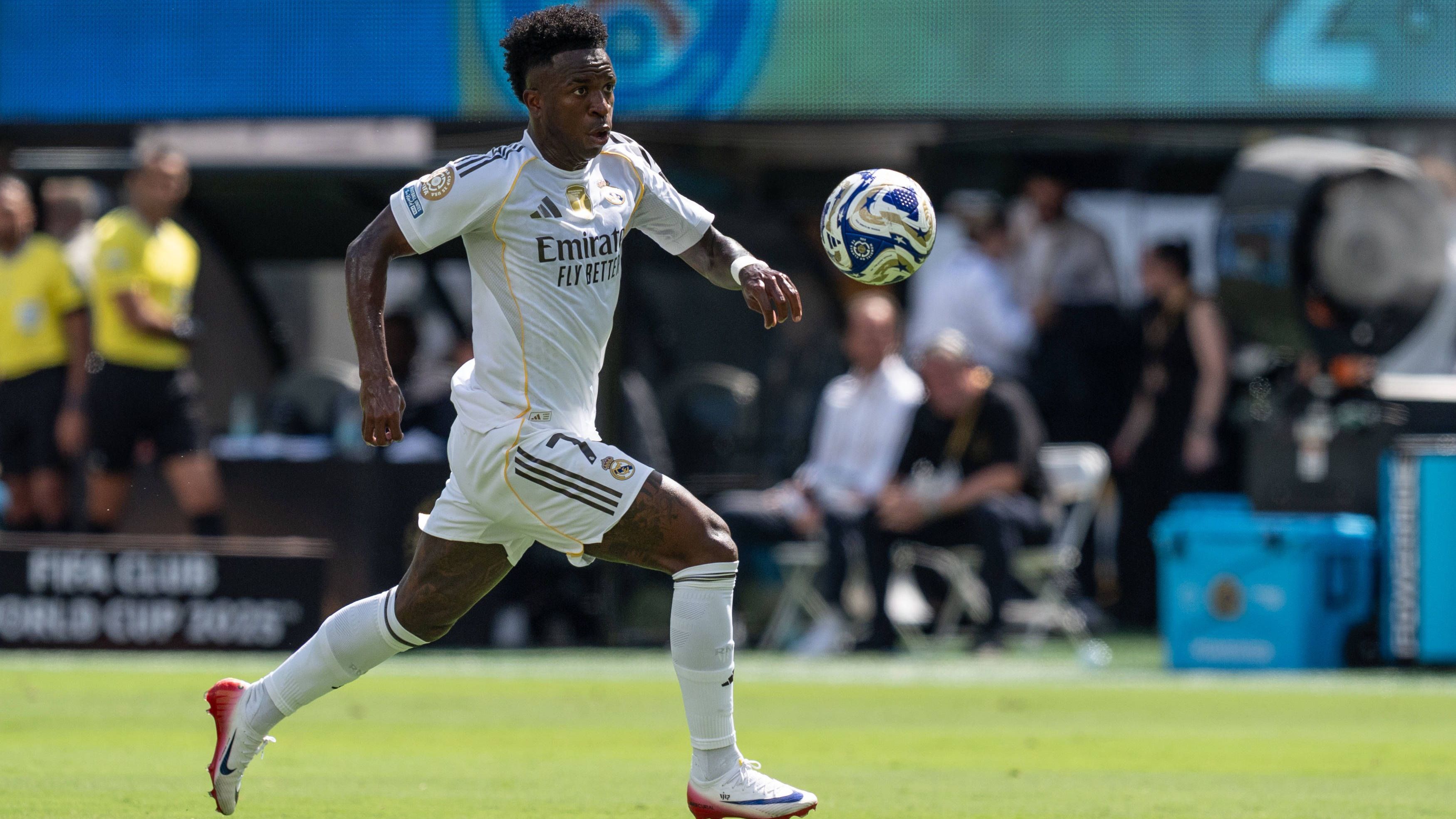 <em><strong>Vinicius Junior (Real Madrid)</strong><br>Zwischen Real Madrid und Vinicius Junior liegen die Vertragsgespräche zurzeit auf Eis - die Gehaltsforderungen des Flügelstars sollen <em>für die Madrilenen&nbsp;</em>nicht zu stemmen sein. Ein Umstand, der das Interesse aus dem Ausland ansteigen lässt. Nun soll auch die Saudi Pro League wieder an dem Brasilianer baggern. Laut dem englischen Portal "talkSPORT" bereitet der Verband ein 350-Millionen-Euro-Angebot vor. ...</em>