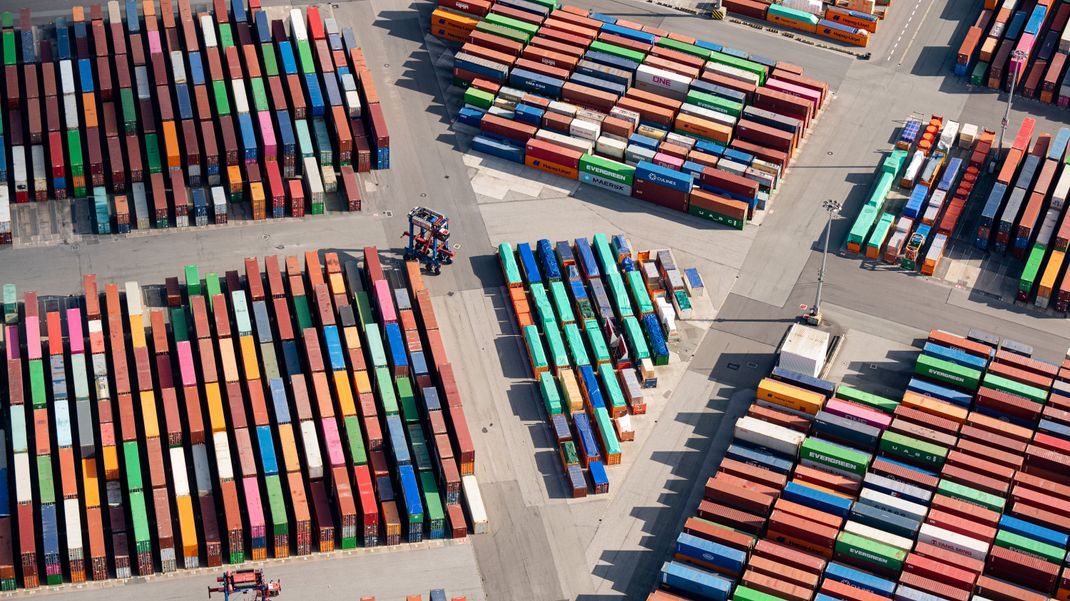 Das Luftbild zeigt zahlreiche Container auf dem Gelände eines Containerterminals im Hamburger Hafen.