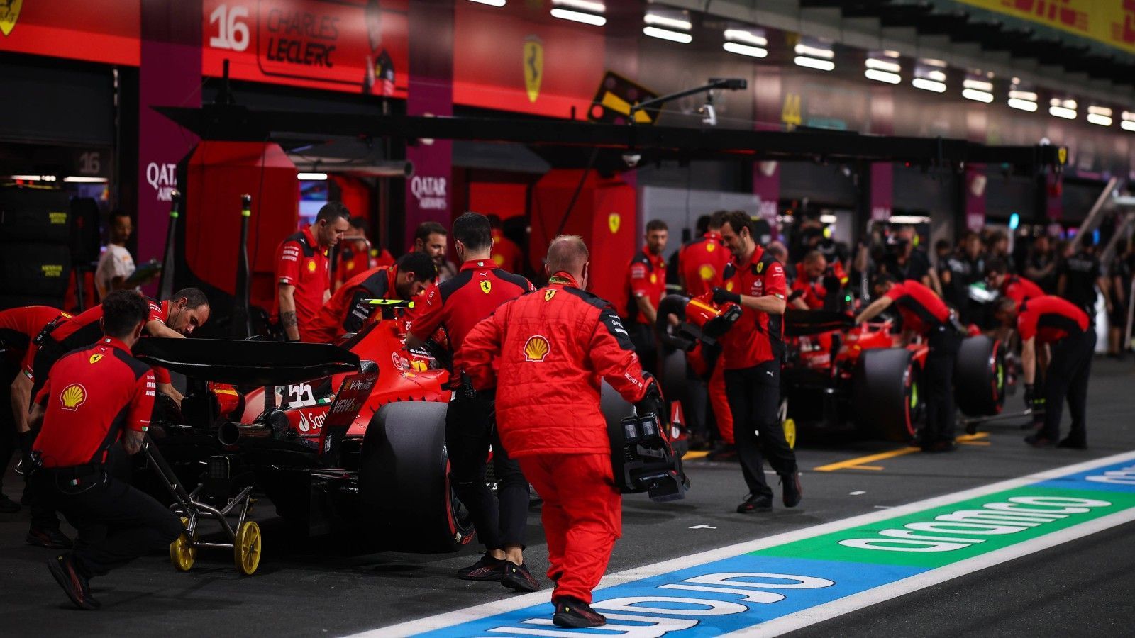 
                <strong>Verlierer: Ferrari</strong><br>
                Neues Jahr, altes Problem. Während die Scuderia im Qualifying noch halbwegs mit Red Bull mithalten kann, reicht es im Rennen mitnichten. Zwar zeigt Charles Leclerc nach seiner Motorenstrafe eine gute Aufholjagd, er und Teamkollege Carlos Sainz Jr. landen aber dennoch klar hinter Red Bull, Aston Martin und Mercedes. "Das ist einfach inakzeptabel", schimpft Teamchef Frederic Vasseur. Leclerc konstatiert ernüchtert: "Die Pace ist einfach nicht gut genug." Um im WM-Kampf ein Wörtchen mitreden zu können, müsste vieles passieren.
              