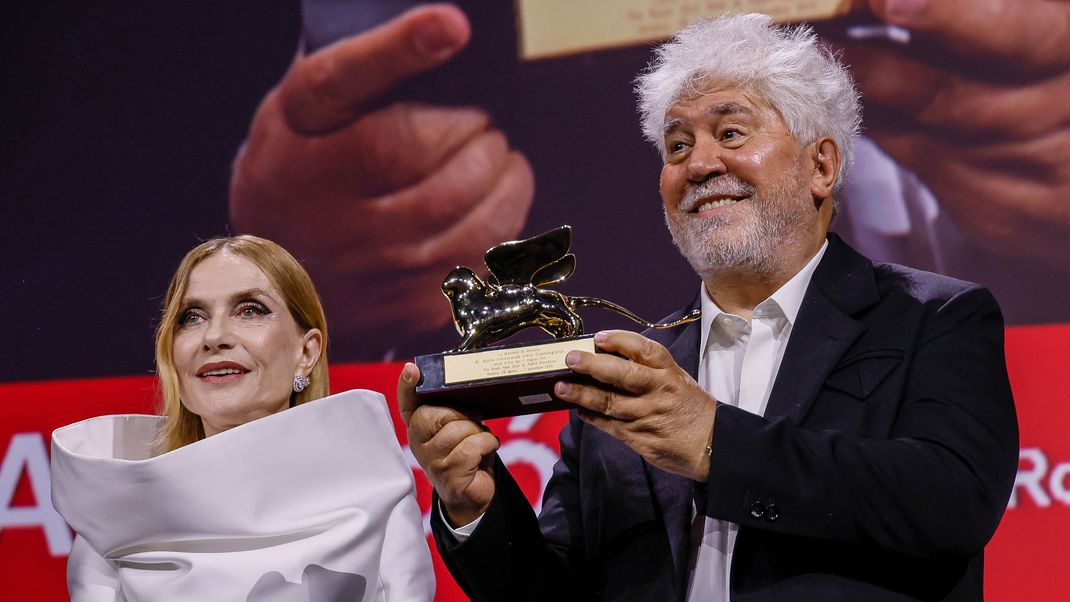 Regisseurs Pedro Almodóvar hält seine Auszeichnung stolz in den Händen.