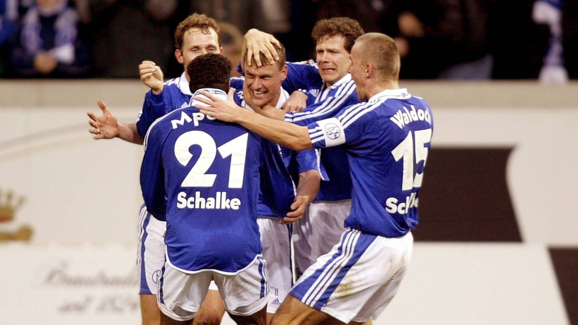 <strong>FC Schalke 04 - FC Bayern München 5:1 (2001/02)</strong><br>
                Der "Meister der Herzen" spielte sich gegen den amtierenden Champions-League-Sieger in einen Rausch. Die Bayern wurden mit 5:1 abgewatscht. Eine kleine Genugtuung für das königsblaue Herz nach der verlorenen Meisterschaft ein paar Monate zuvor.