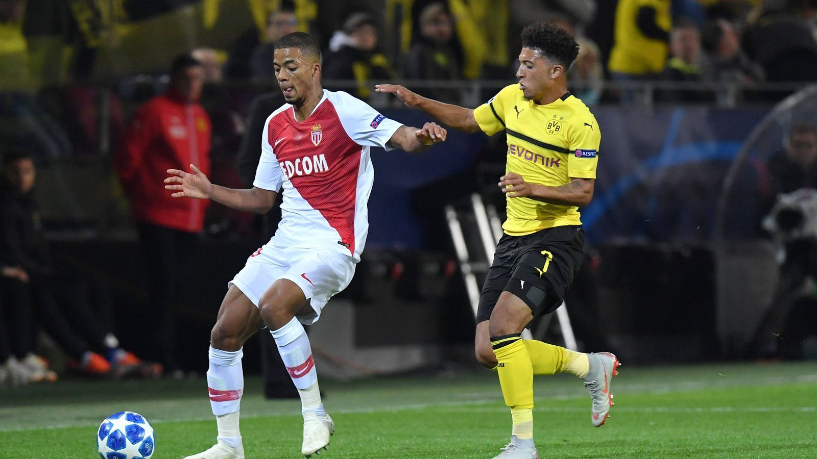 
                <strong>Jadon Sancho</strong><br>
                Ungestümer Wirbelwind mit viel Fleiß und viel Cleverness. So in etwa lässt sich Talent Jadon Sancho in der Partie gegen Monaco beschreiben. Tolles Solo in der 29. Minute, bei dem er im Mittelfeld zwei Gegenspieler austanzt - das er allerdings nicht zielstrebig genug abschließt (und zum Beispiel zu Wolf abgibt). Später legt der 18-Jährige genial auf Bruun Larsen auf, indem er drei Monegassen ausdribbelt und der Mitspieler nur noch einnetzen muss. Stark!  ran-Note: 1
              