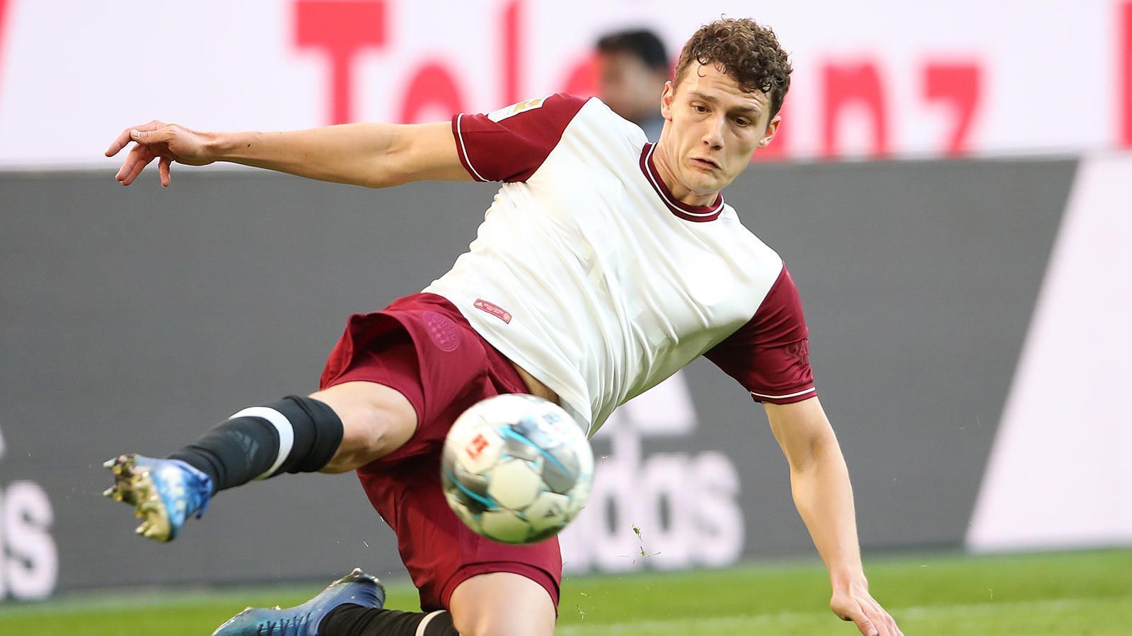 
                <strong>Benjamin Pavard</strong><br>
                Auf der rechten Seite offensiv bemüht, findet aber keine Lücken. Defensiv stabil. Sein Auftritt ist in Ordnung, sticht aber auch nicht heraus. ran-Note: 3
              