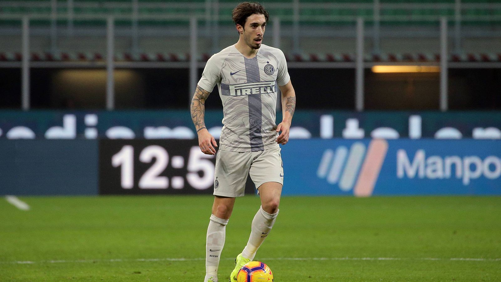 
                <strong>Sime Vrsaljko (Inter Mailand)</strong><br>
                Nur 13 Mal konnte bislang Sime Vrsaljko für Inter Mailand auflaufen, danach zog sich der 27-jährige Kroate eine Knieverletzung zu und fällt seitdem wegen einer anschließenden OP aus. So bleibt es abzuwarten, ob die Italiener die Kaufoption für den bisherigen Leihspieler von Atletico Madrid ziehen. Ansonsten müsste Außenverteidiger Vrsaljko zunächst einmal nach Madrid zurück, wo er noch bis 2022 unter Vertrag steht.
              