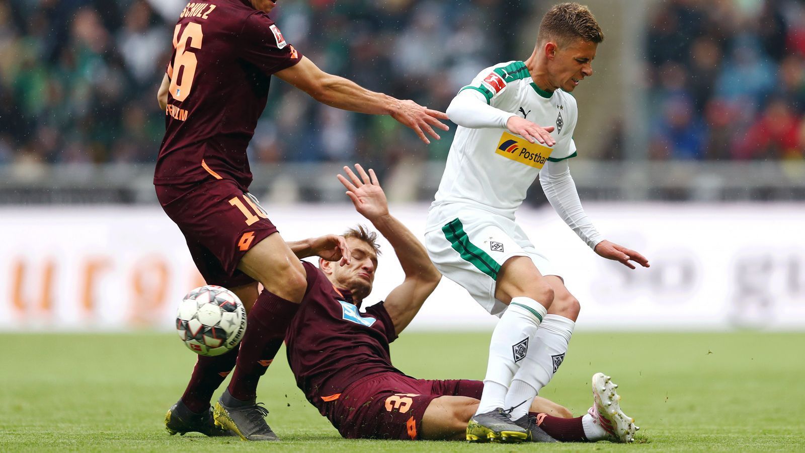 
                <strong>Platz 2 - Thorgan Hazard (Borussia Mönchengladbach)</strong><br>
                Erlittene Fouls: 61Saison-Einsätze: 33
              