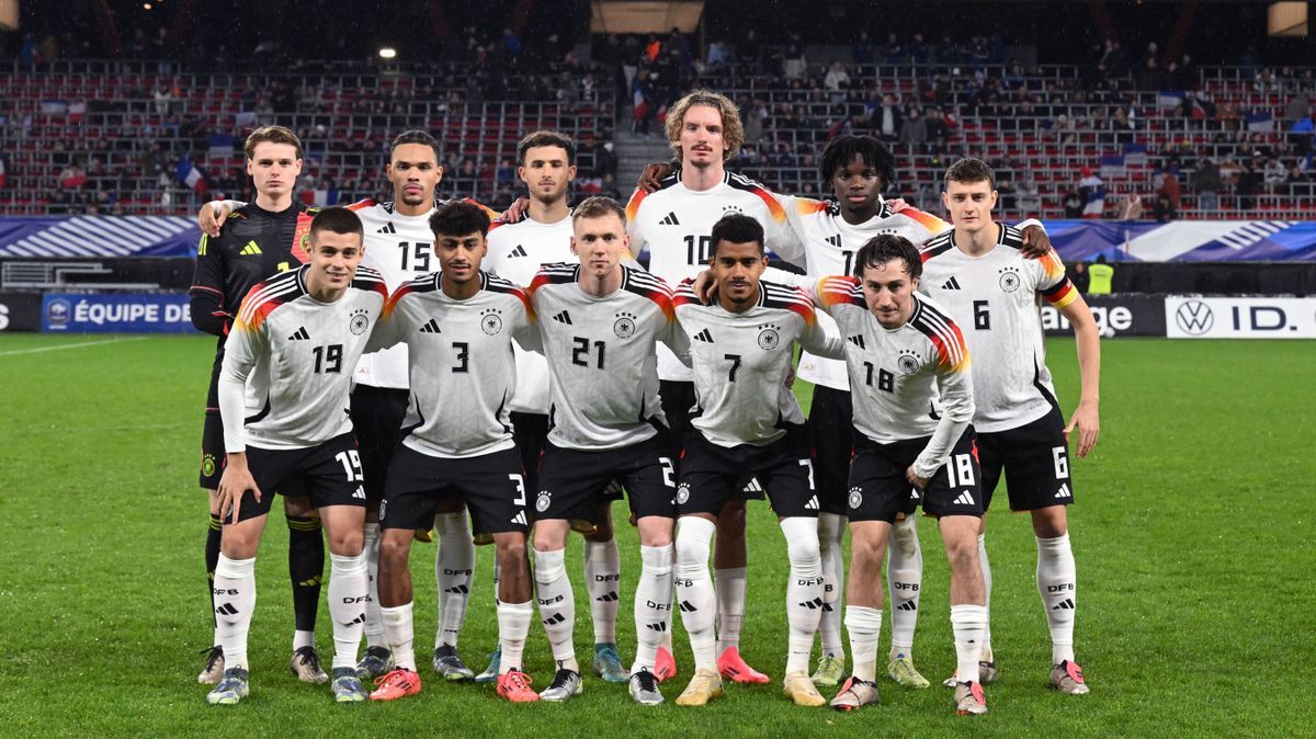 VALENCIENNES - (back row l-r) Germany U21, U 21 goalkeeper Jonas Urbig, Nnamdi Collins of Germany U21, Max Rosenfelder of Germany U21, Nick Woltermade of Germany U21, Hendry Blank of Germany U21, E...