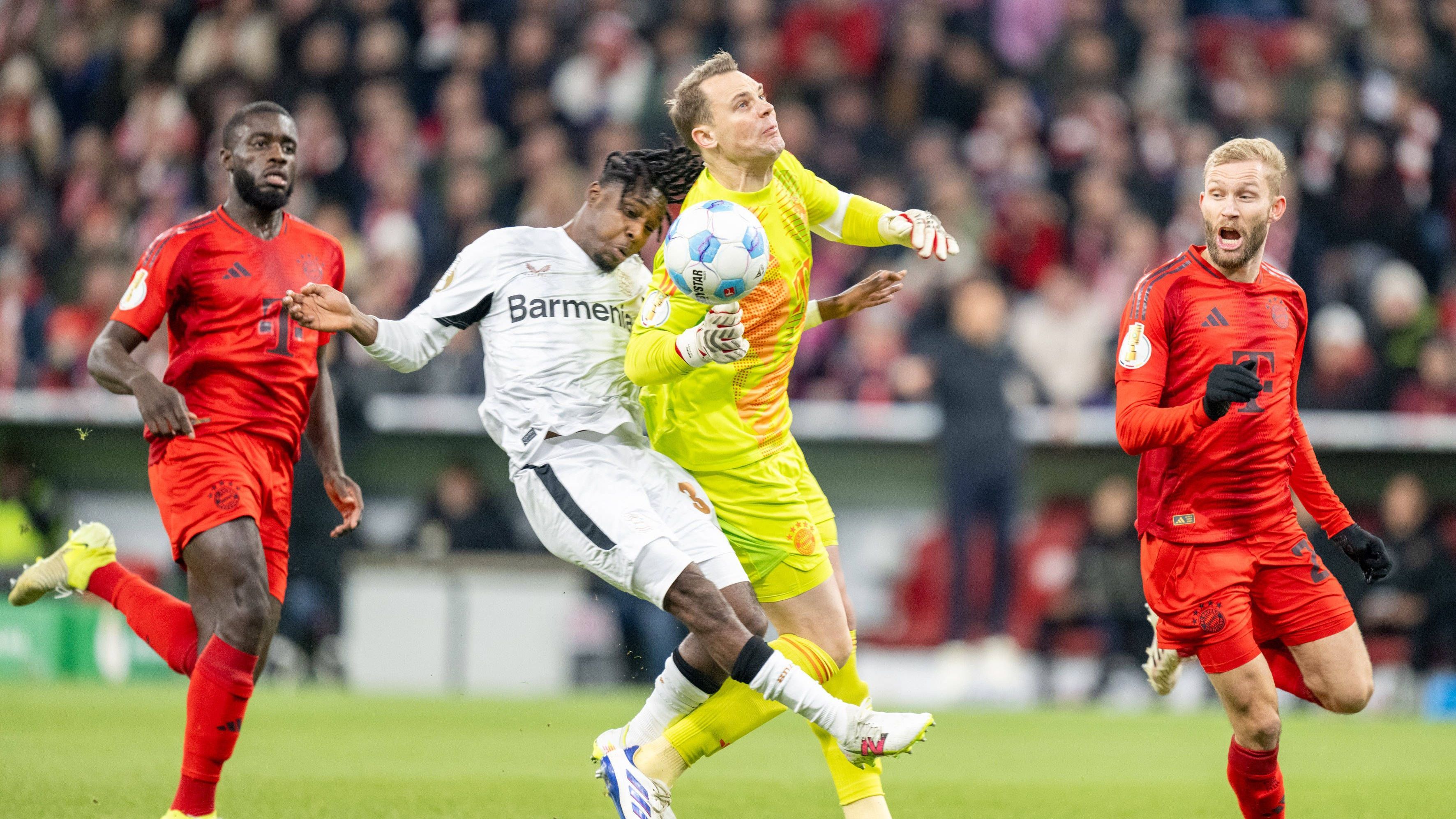 <strong>Dezember 2024 - Rippenbruch</strong><br>Im DFB-Pokal-Kracher gegen Bayer Leverkusen eilte Neuer bei einem langen Ball aus dem Strafraum, rammte dabei aber nur Jeremie Frimpong um. Die Folge: Rot für Neuer, der einen Rippenbruch erlitt. Außerdem schieden die Münchner mit 0:1 aus. Neuers Ausfallzeit: 26 Tage und vier FCB-Spiele.