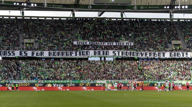 
                <strong>Bundesliga-Dauerkarten</strong><br>
                Günstigste Dauerkarte: 130 Euro (VfL Wolfsburg)Teuerste Dauerkarte: 806,70 Euro (Hamburger SV)Durchschnittliche Dauerkarte: 183 EuroDurchschnittlich günstigste Sitzplatz-Dauerkarte: 332 EuroDurchschnittlich teuerste Sitzplatz-Dauerkarte: 665 Euro
              