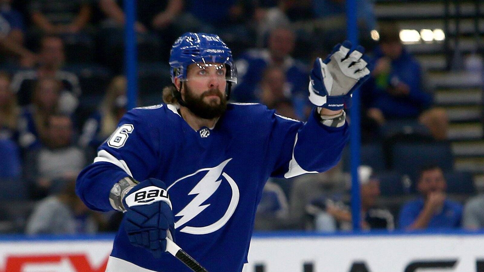 
                <strong>Nikita Kucherov (Tampa Bay Lightning)</strong><br>
                Der Stürmerstar dominiert mit seinen Tampa Bay Lightning die NHL, holte mit dem Team in den vergangenen beiden Saisons den Stanley Cup. Er ist der Dirigent in einem Team voller Stars, schwärmte die "Tampa Bay Times" vor dem Start der neuen Saison. Fakt ist: Seit der Russe nicht mehr die ganze Zeit den Puck haben will, sondern auch seine Mitspieler einsetzt, ist Tampa auf einem anderen Niveau. 2020/21 verpasste er die verkürzte Saison wegen einer Hüft-OP, stieg in den Playoffs ein und führte die Lightning mit 32 Scorerpunkten zum erneuten Triumph.
              