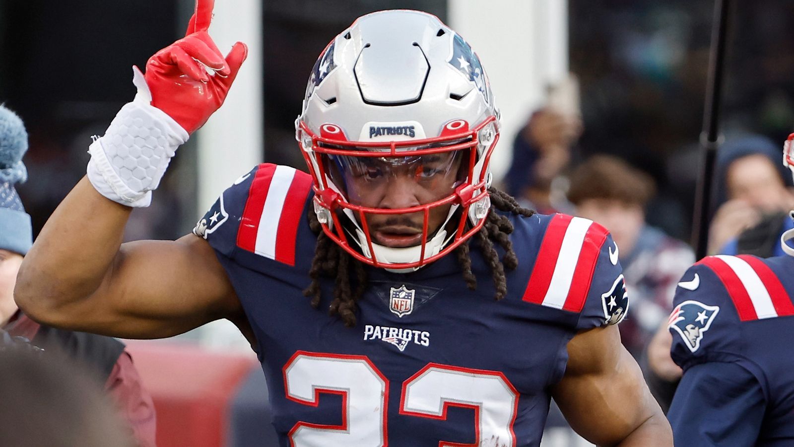 <strong>New England Patriots: Kyle Dugger</strong><br>Kendrick Bourne, Matt Judon oder Christian Gonzalez wären ebenfalls Kandidaten gewesen, doch befinden sich auch fortan im Lazarett. Bei den Pats trägt nicht ein Spieler das Team. Jedoch macht Kyle Dugger einen herausragenden Job auf der Safety-Position.&nbsp;