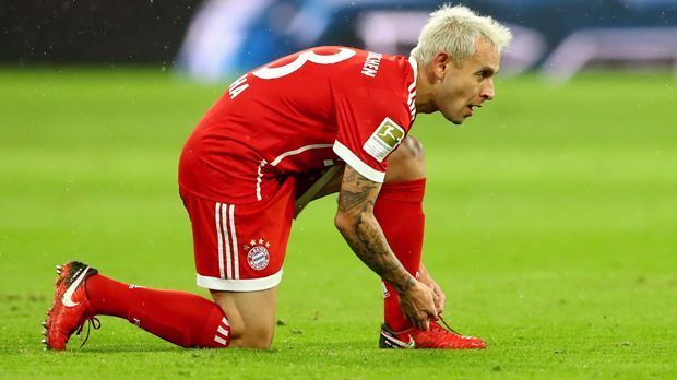 
                <strong>Rafinha (FC Bayern München)</strong><br>
                Mit dem Münchner Rafinha hofft auch ein Bundesliga-Spieler noch auf einen Anruf seines Nationalstrainers. Der verlässliche Rechtsverteidiger dürfte aber eher nur Außenseiterchancen haben, denn der 32-Jährige war zuletzt im Juni 2017 im Aufgebot der "Selecao" und hat auch insgesamt nur vier Länderspiele in seiner Karriere absolviert.
              