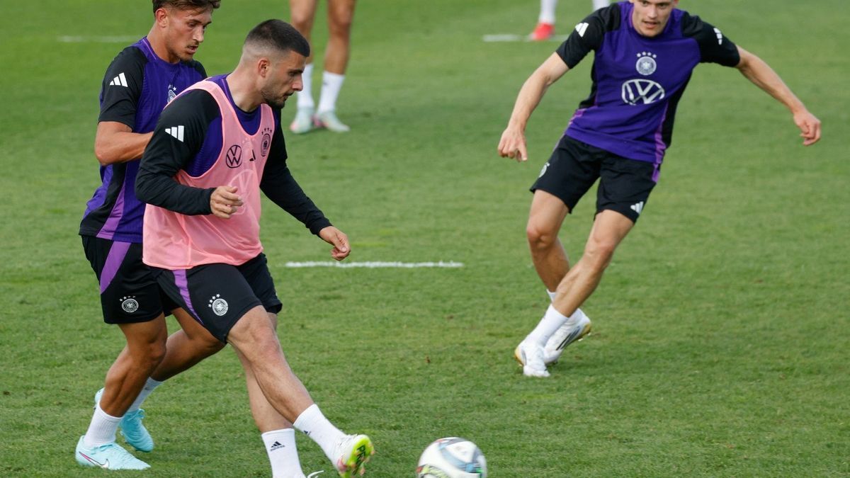 Deniz Undav (M.) beim DFB-Training