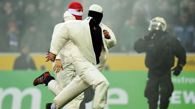 
                <strong>Hochsicherheits-Derby zwischen Gladbach und Köln</strong><br>
                Diesmal ist die Polizei gerüstet. Sprecherin Isabella Hannen sagte zum Kölner "Express": "Es werden rund 1000 Kräfte vor Ort im Einsatz sein."
              