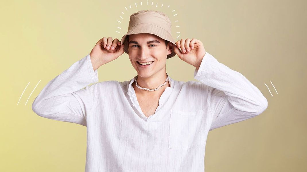 Das Must-have für 2024: Der Bucket Hat! Dieses Styling-Piece aus den 90er Jahren feiert gerade in Metropolen wie Berlin sein großes Comeback – dieses It-Piece passt wirklich zu allen Looks.&nbsp;