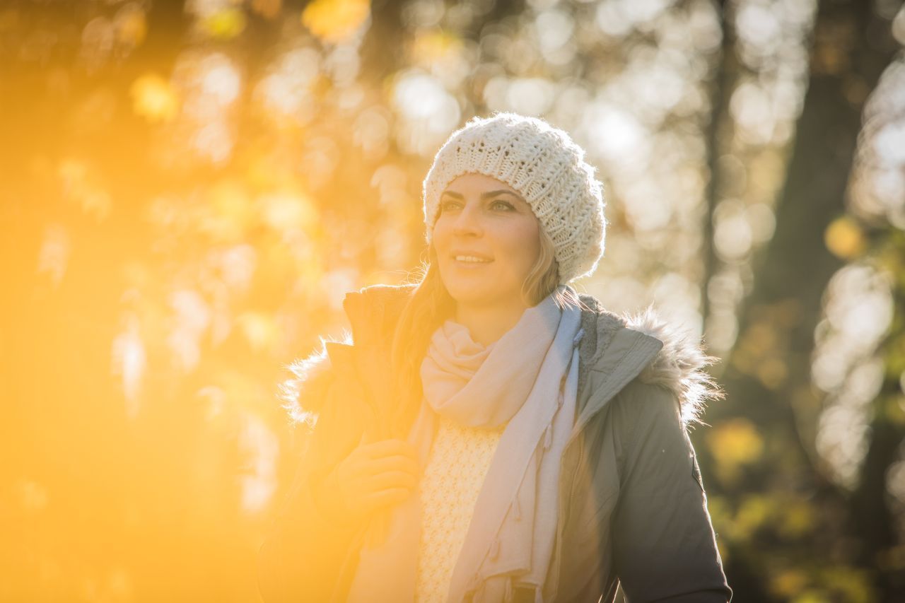 Sonnenlicht: Es verhilft dem Körper zu Vitamin D, was wiederum die Serotonin-Herstellung beflügelt. Spaziergänge unter freiem Himmel helfen also auch die Laune zu heben, indem sie die Serotonin-Produktion unterstützen. An sonnigen Tagen ist unser Serotonin-Spiegel von Natur aus höher als an trüben. In dunkleren Jahreszeiten helfen auch Tageslichtlampen, die Stimmung aufzuhellen. 