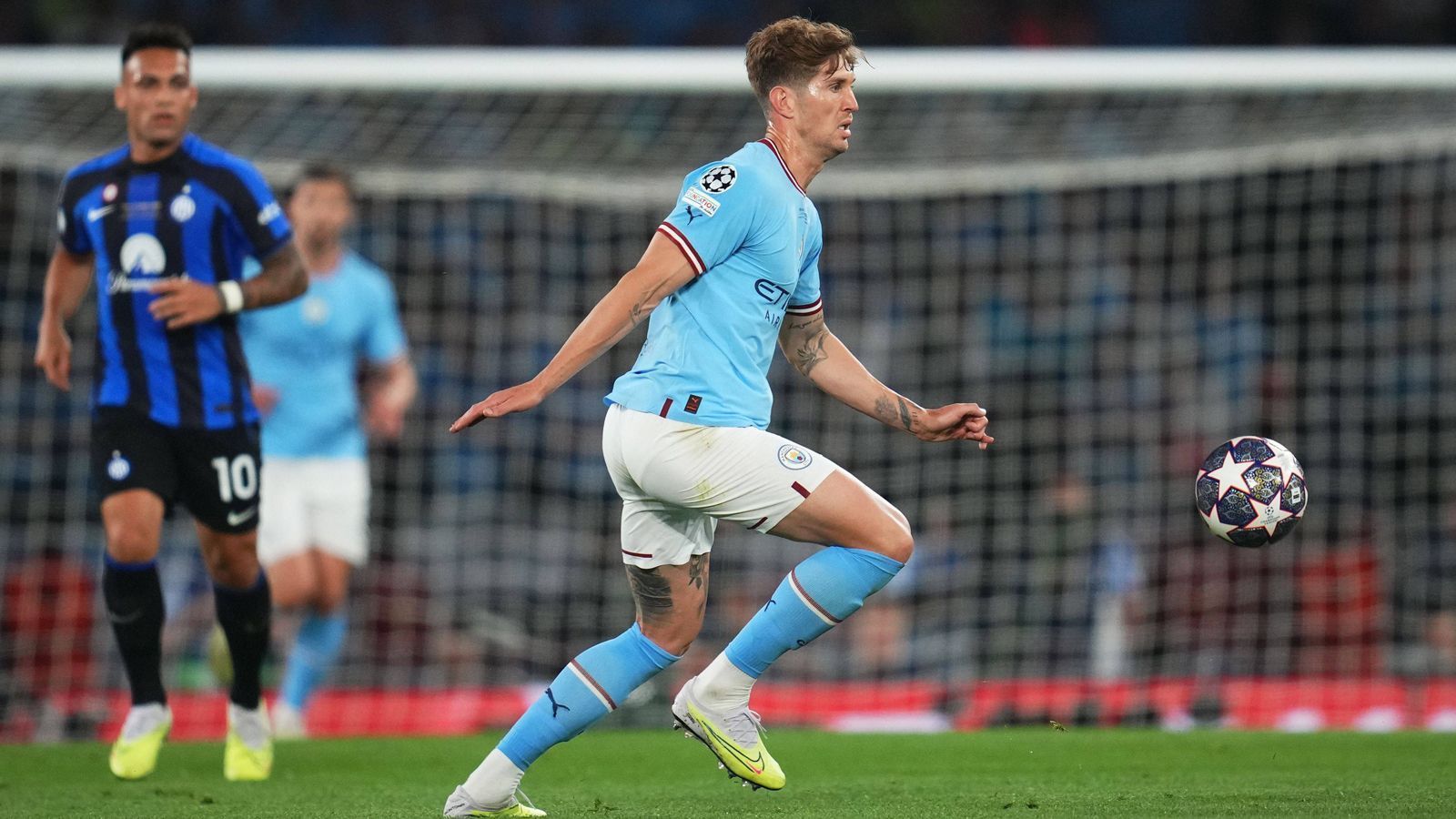 
                <strong>John Stones (Manchester City)</strong><br>
                Wirkt in der ersten Halbzeit ziemlich verloren, findet seine Rolle an Rodris Seite nicht wirklich. Hat wenig Anteil am Spielaufbau. Klärt einmal stark gegen Lautaro Martinez, verliert aber insgesamt zu viele Zweikämpfe. Nach der Pause mit etwas mehr Durchschlagskraft. Wird in der 82. Minute für Walker ausgewechselt. ran-Note: 4
              