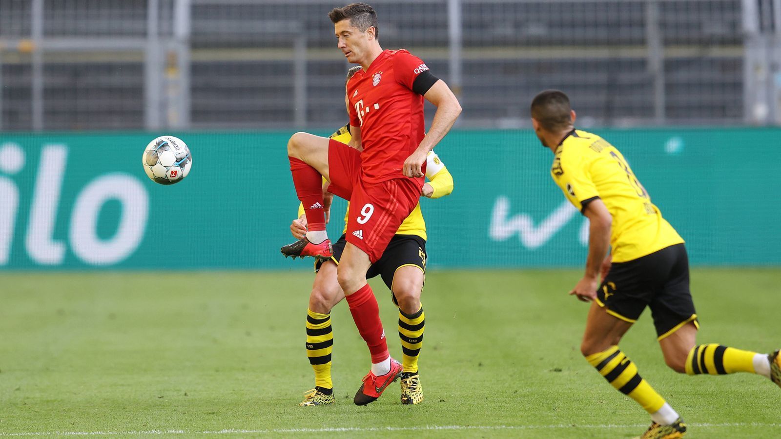 
                <strong>Robert Lewandowski</strong><br>
                Macht gegen die weitgehend kompakte BVB-Abwehr keinen Stich. Beste Aktion erst in der 83. Minute. Sein Schlenzer von der Strafraumgrenze wird aber von Hummels abgefälscht und an den Pfosten gelenkt. ran-Note: 4
              