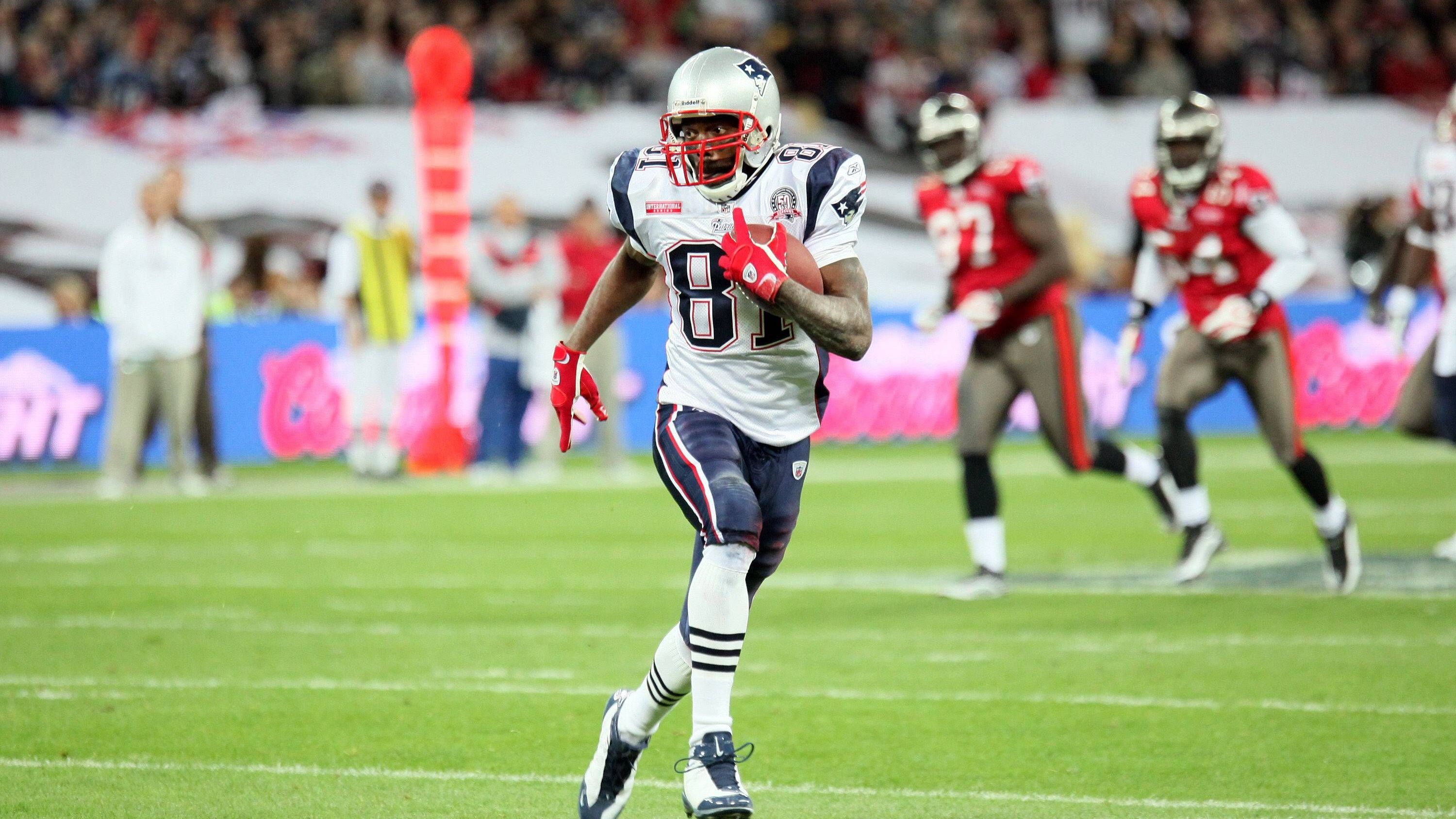 <strong>Wide Receiver: Randy Moss</strong><br>Der einzige WR, der in der gesamten Historie wohl mit einem Jerry Rice in einem Atemzug genannt werden darf. Den Gegenspieler "mossen" wurde beim Überspringen des Gegenübers, während man den Ball fängt, ein gängiger Begriff. Dank ihm.