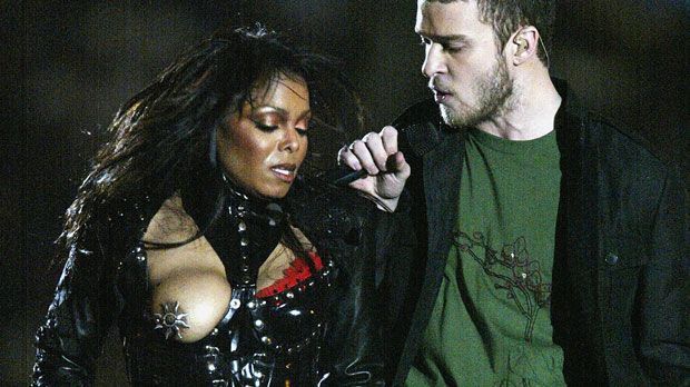 
                <strong>2. Halbzeitshow</strong><br>
                2. Halbzeitshow: Lady Gaga ist der Stargast der Halbzeitshow. Das Musik-Event im Rahmen des Super Bowls wird seit 2004 mit fünf Sekunden Verzögerung gesendet. Damals entblößte Justin Timberlake angeblich versehentlich Janet Jacksons Brust. Der Skandal ging als "Nipplegate" um die Welt.
              