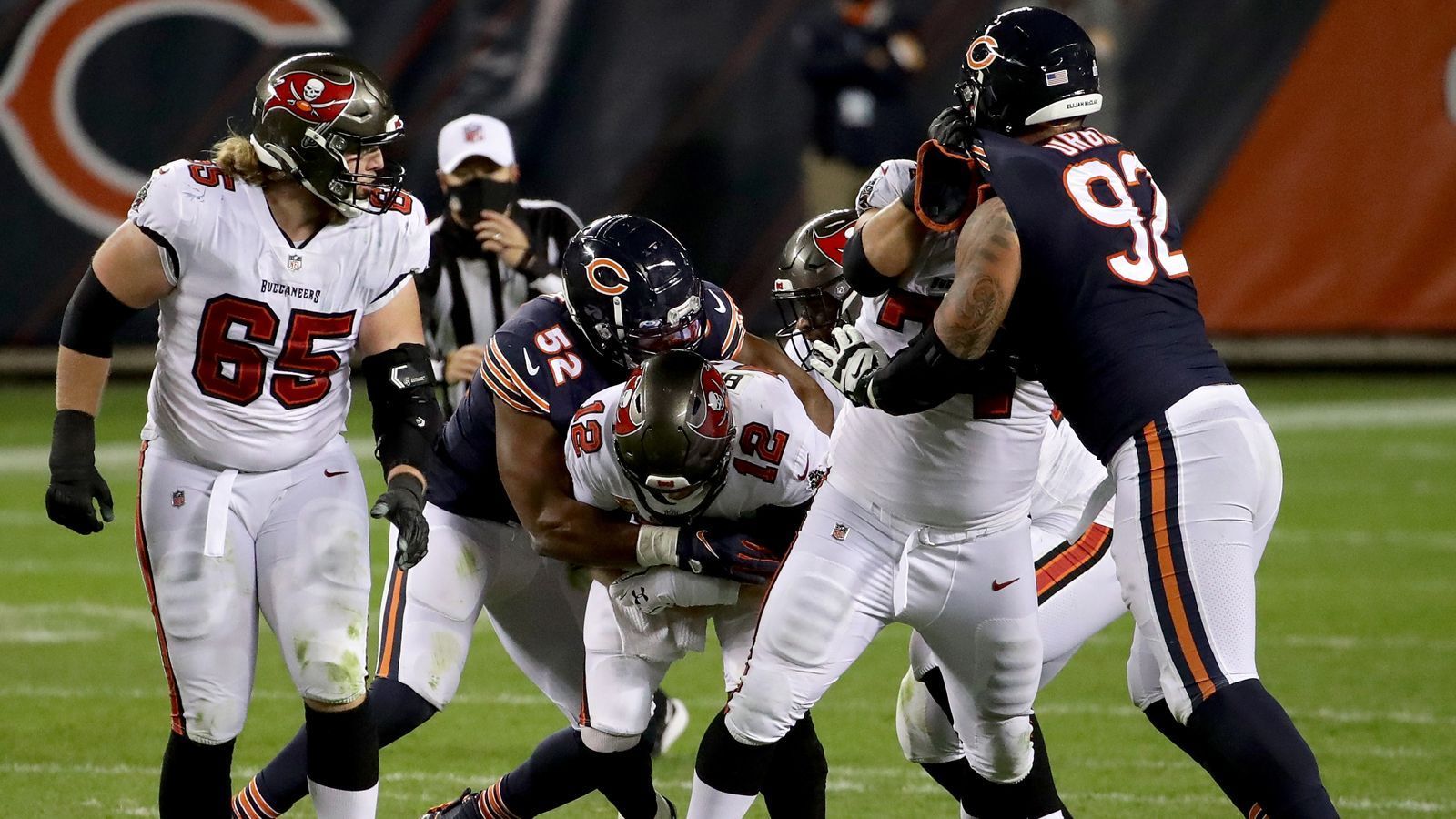 
                <strong>Chicago Bears: Defense dominiert wieder</strong><br>
                Vier Siege haben auch die Chicago Bears. Sie sind dabei die noch größere Überraschung, denn zahlreiche Experten sahen sie auf einem der letzten beiden Plätze in der NFC North. Dank der starken Bears-Defense, die von einem Khalil Mack (2.v.l.) in Top-Form angeführt wird, ist dies jedoch nicht erlaubt. Zudem lässt die Bears-Secondary nur ein Passer Rating von 77,1 - nur die Colts sind noch besser.
              