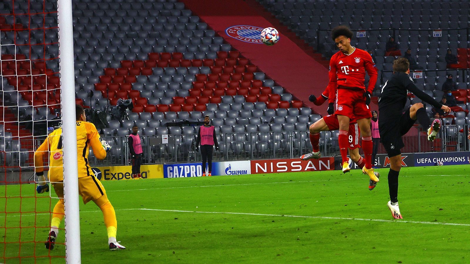 
                <strong>Leroy Sane</strong><br>
                Trotz seiner irren Effektivität - ein Scorerpunkt alle 52 Minuten - ist Leroy Sane vor allem fußballerisch noch lange nicht da, wo sie ihn beim FCB sehen wollen. Der Außenstürmer, der erst zu Beginn der Saison eine Kreuzbandverletzung auskuriert hatte, spielte in der laufenden Spielzeit erst sechsmal von Beginn an, im November durfte der 45 Millionen Euro teure Linksaußen noch gar nicht starten. Das dürfte sich gegen Atletico ändern.
              