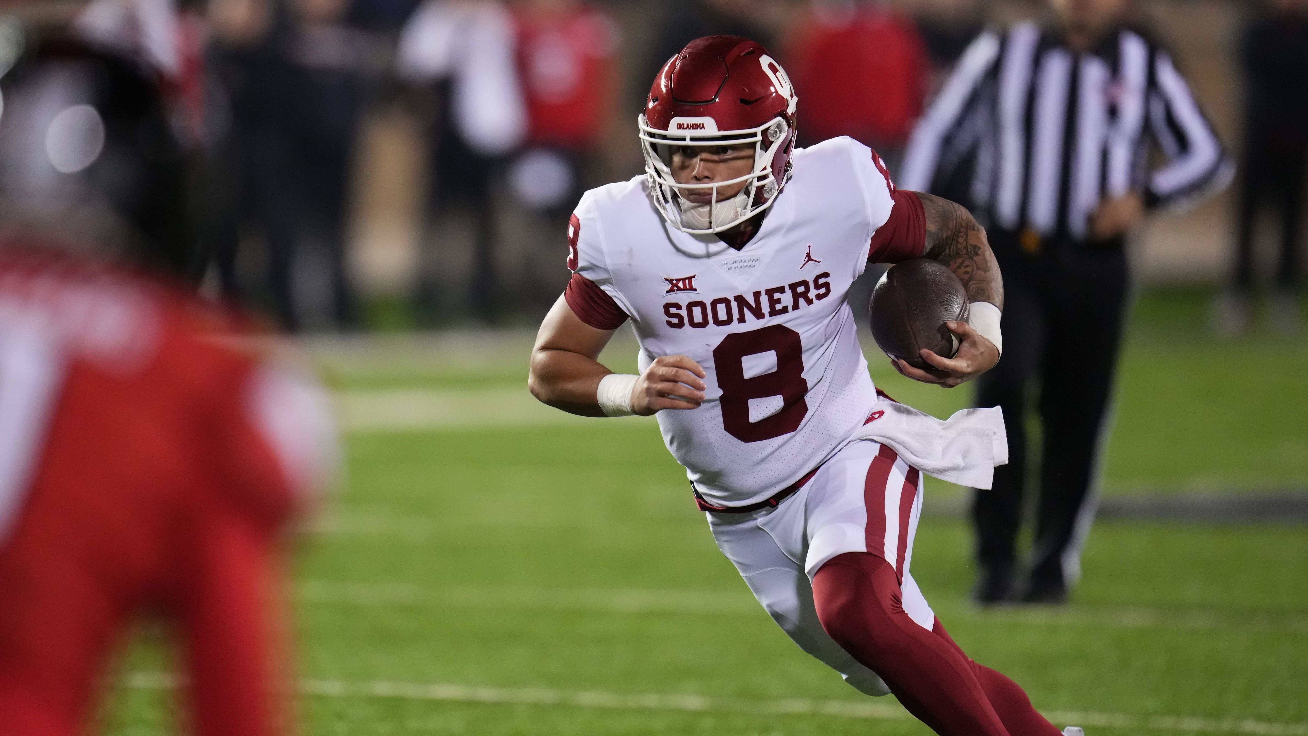 <strong>20. Oklahoma Sooners: Dillon Gabriel</strong><br>Dillon Gabriel hat bereits drei Jahre als Starting Quarterback hinter sich - zwei davon bei UCF und die letzte bei den Oklahoma Sooners. Nach einem starken Auftakt in die vergangene Spielzeit verletzte er sich im Oktober und verpasste mehrere Spiele. Doch auch nach seiner Rückkehr konnte Gabriel überzeugen, im Liberty Bowl, der letzten Partie der Saison, warf er für 544 Yards und sechs Touchdowns.&nbsp;