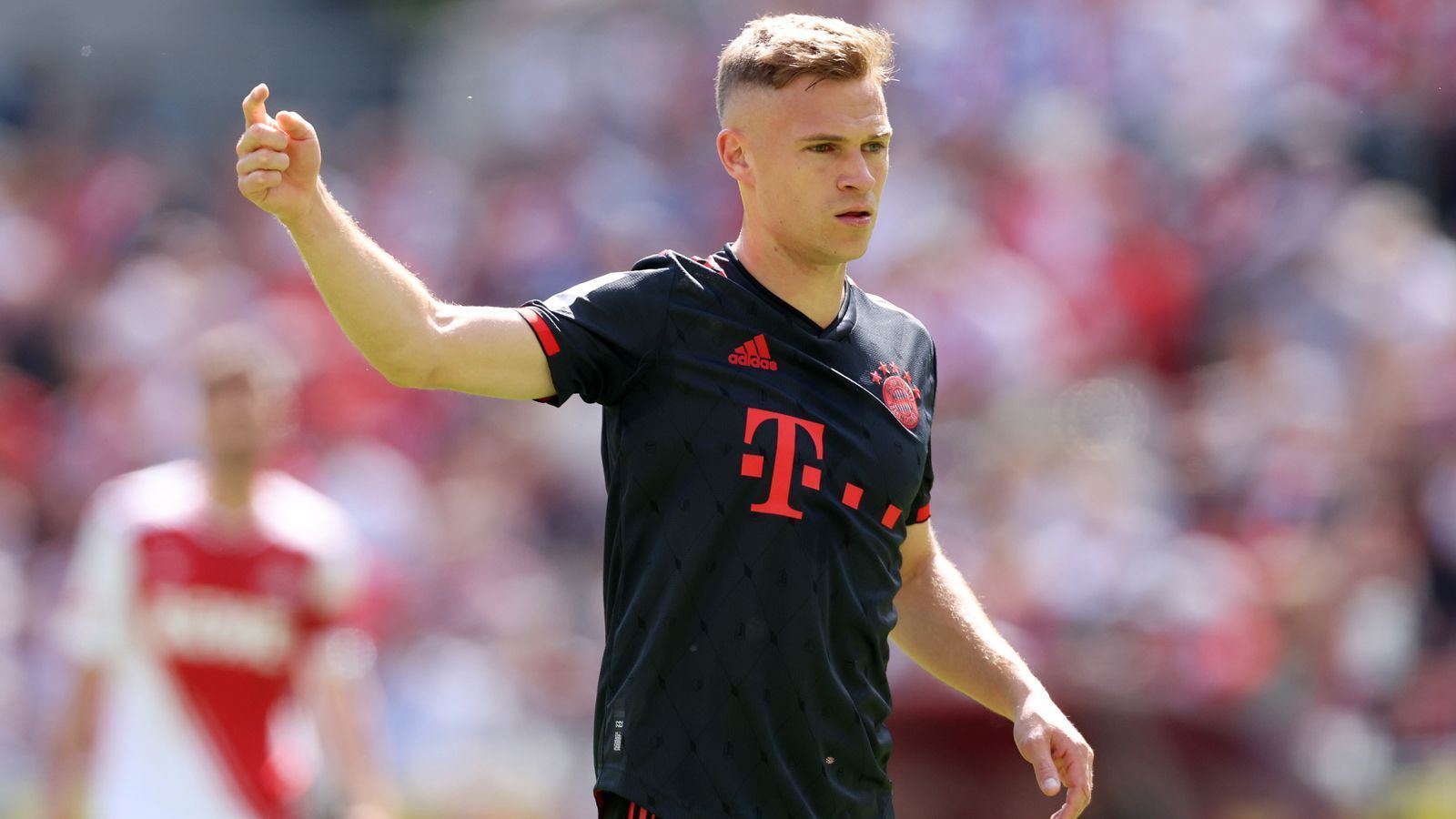 
                <strong>Joshua Kimmich </strong><br>
                Sein früher Fehlpass leitet die erste Chance der Kölner ein. Danach fängt er sich aber, bringt die Pässe sicher an den Mitspieler, ist zudem stark in den Zweikämpfen. Seine Standards allerdings sind weiterhin ausbaufähig. ran-Note: 3
              