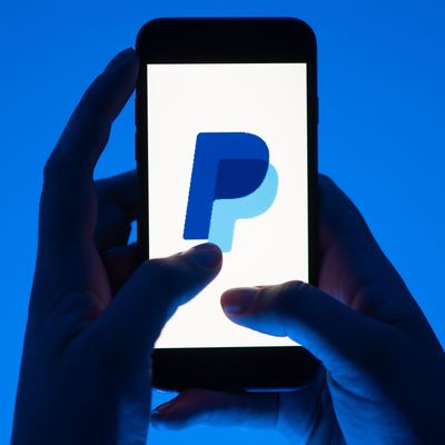 Ein Hacker bietet knapp 16 Millionen Paypal-Zugänge im Netz an.