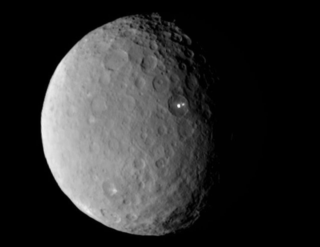 Ceres ist der größte Körper im Asteroidengürtel zwischen Mars und Jupiter.