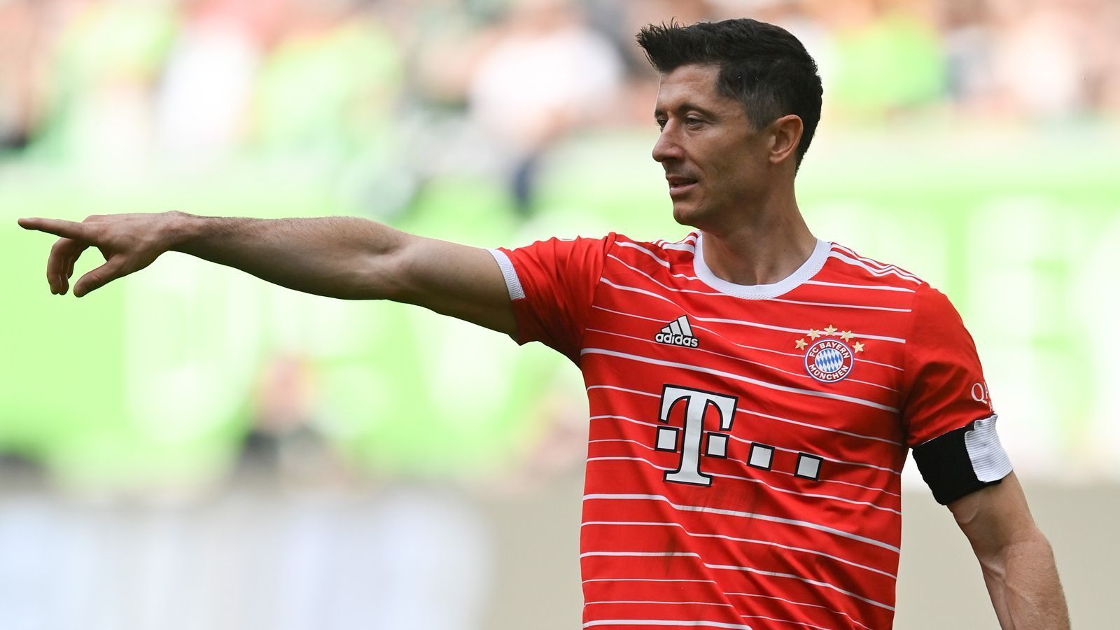 
                <strong>Platz 10: Robert Lewandowski (FC Bayern München)</strong><br>
                Verdienst: 406.000 Euro pro Woche
              