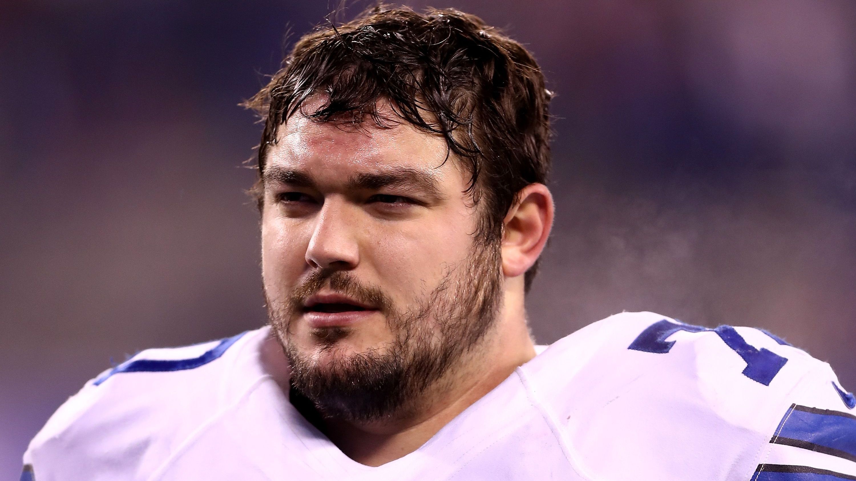 Cowboys-Guard Zack Martin befindet sich im Holdout, da er mit seinem aktuellen Vertrag nicht einverstanden ist. Ähnlich wie Vic Beasley wird er dabei für jeden Trainings-Tag, den er verpasst, mit einer Geldstrafe über 50.000 US-Dollar belegt. Nach aktuellem Stand (8. August) haben sich bereits über <strong>600.000 US-Dollar</strong> angehäuft. Die Aktion kann sogar noch teurer werden, wenn Martin sich weiterhin entscheidet, nicht zum Training zu erscheinen.