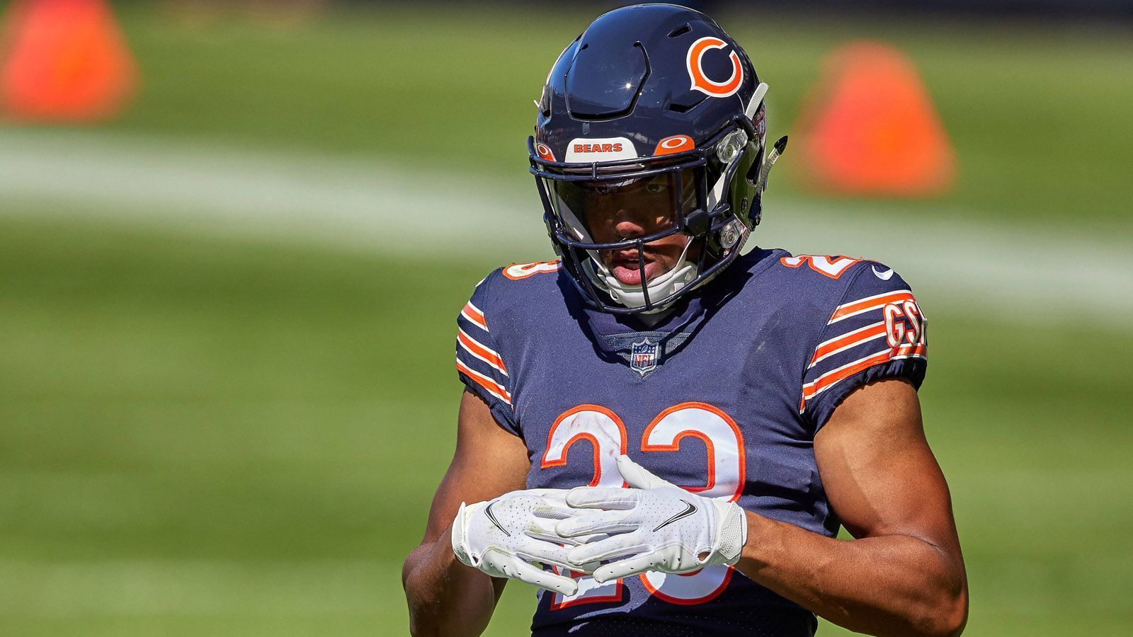 
                <strong>Kyle Fuller</strong><br>
                Satte elf Millionen Euro an Cap Space würden die Bears gewinnen, wenn sie Fuller traden würden. Doch sportlich würde sein Weggang ein Loch reißen, auch wenn er zuletzt nicht mehr an die Leistungen von vor einigen Jahren anknüpfen konnte. Unter anderem wurde Fuller zwei Mal in Folge in den Pro Bowl berufen und sorgte in einer Saison für sieben Interceptions. Doch auch für die Seahawks wäre er eine enorme Verstärkung, insbesondere da Quinton Dunbar und Shaquill Griffin vor einem Weggang stehen könnten. 
              