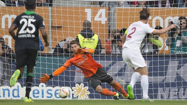 
                <strong>FC Augsburg: Torgefährlichste Defensive.</strong><br>
                FC Augsburg: Torgefährlichste Defensive. Nicht nur den eigenen Kasten schützen, sondern auch in den anderen einnetzen. Darin sind die Augsburger gut – die besten der Liga. Und das allein dank der drei Tore von Paul Verhaegh (re.).
              