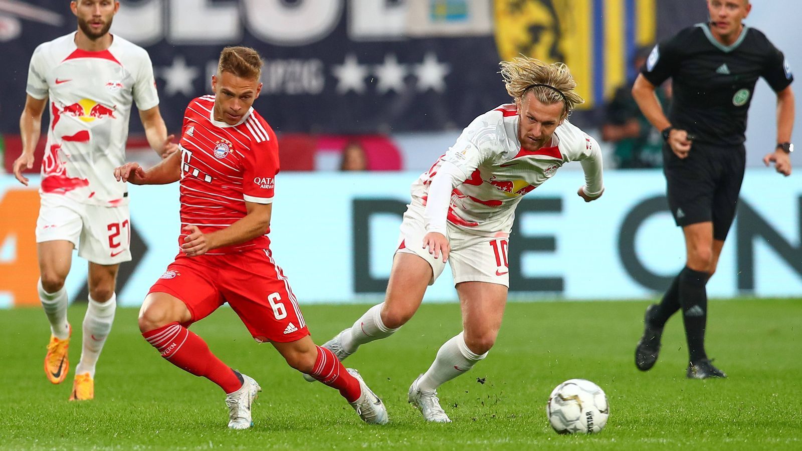 
                <strong>Joshua Kimmich</strong><br>
                Der Dirigent und Taktgeber im zentralen Mittelfeld der Bayern. Kimmich bestimmt das Tempo und den Spielrhythmus des deutschen Rekordmeisters, ist der klare Regisseur im System vom Coach Julian Nagelsmann. Immer wieder mit klugen, durchdachten Pässen im Spielaufbau und fehlerlosem Stellungsspiel in der Defensive. Mit seiner Präsenz unverzichtbar für diese Mannschaft. ran-Note: 2
              