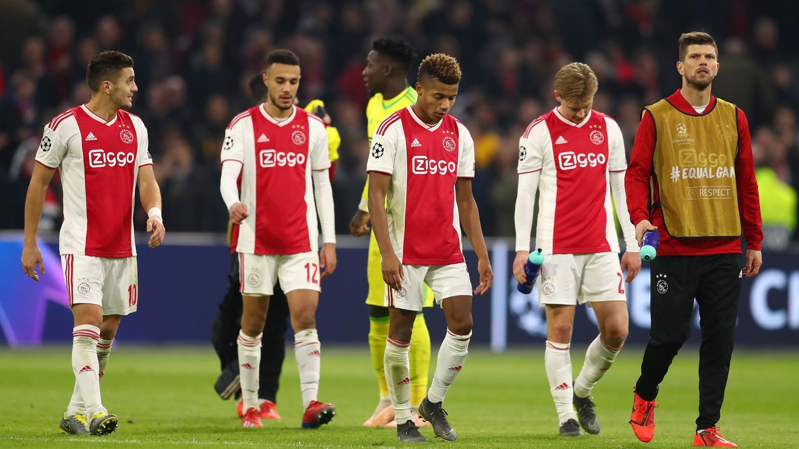 
                <strong>Platz 10: Ajax Amsterdam</strong><br>
                Die Krise in der Eredivisie hielt das Team von Trainer Erik ten Hag nicht davon ab, berauschenden Kombinationsfußball gegen Real Madrid zu spielen. Trotzdem setzte es am Ende eine unverdiente 1:2-Niederlage. Für Ajax ist der Traum vom ersten Viertelfinale seit der Saison 2002/03 damit so gut wie vorbei, denn im Estadio Bernabeu ist Real eine Macht.
              