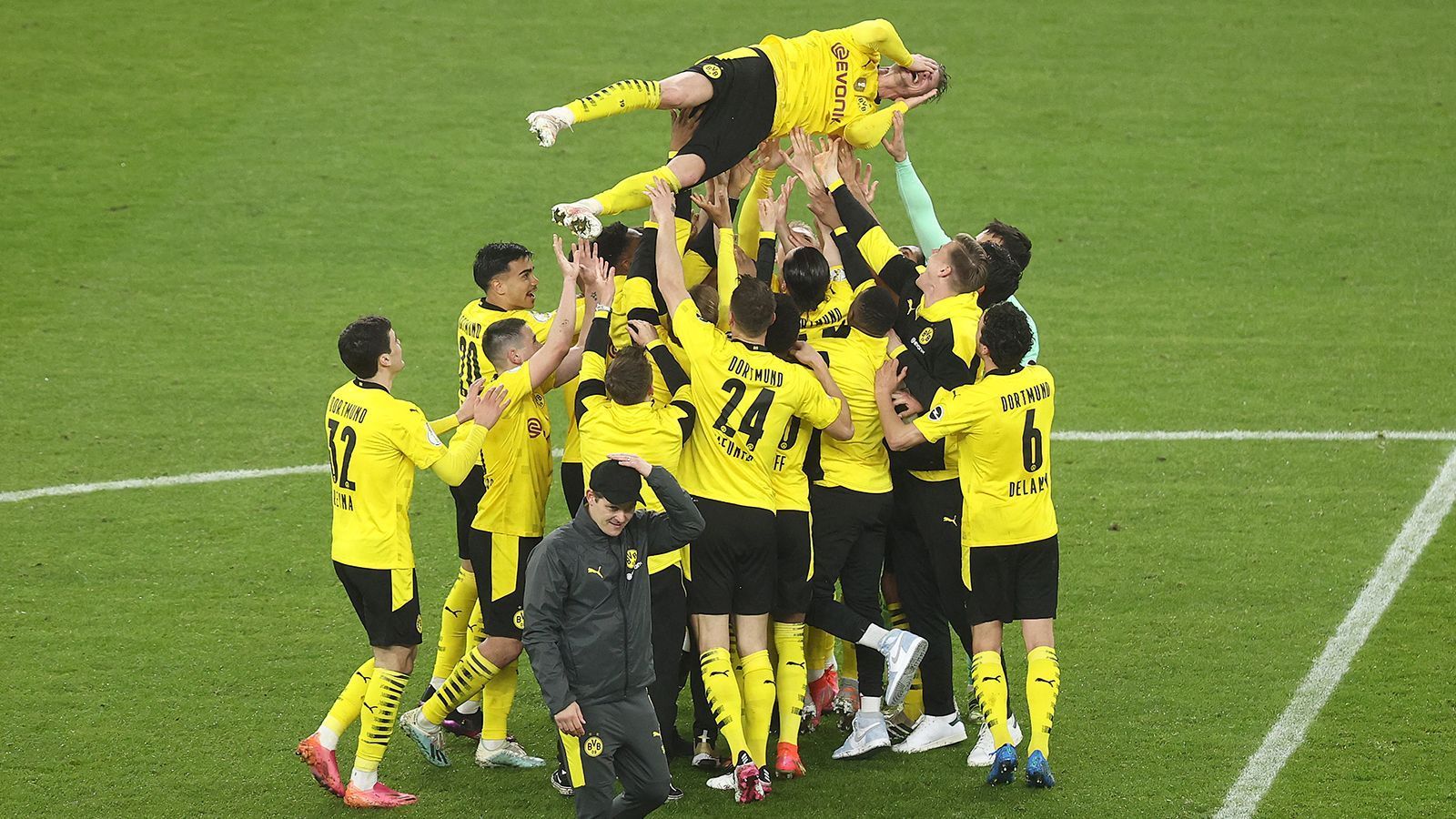 
                <strong>13. Mai 2021: Emotionaler Abschied mit Pokalsieg in Berlin</strong><br>
                In seinem 381. Spiel für Borussia Dortmund krönt sich Lukasz Pisczek zum dritten Mal zum Sieger des DFB-Pokals. Nicht nur seine Mannschaft wird dem ewigen Borussen für immer dankbar sein.
              