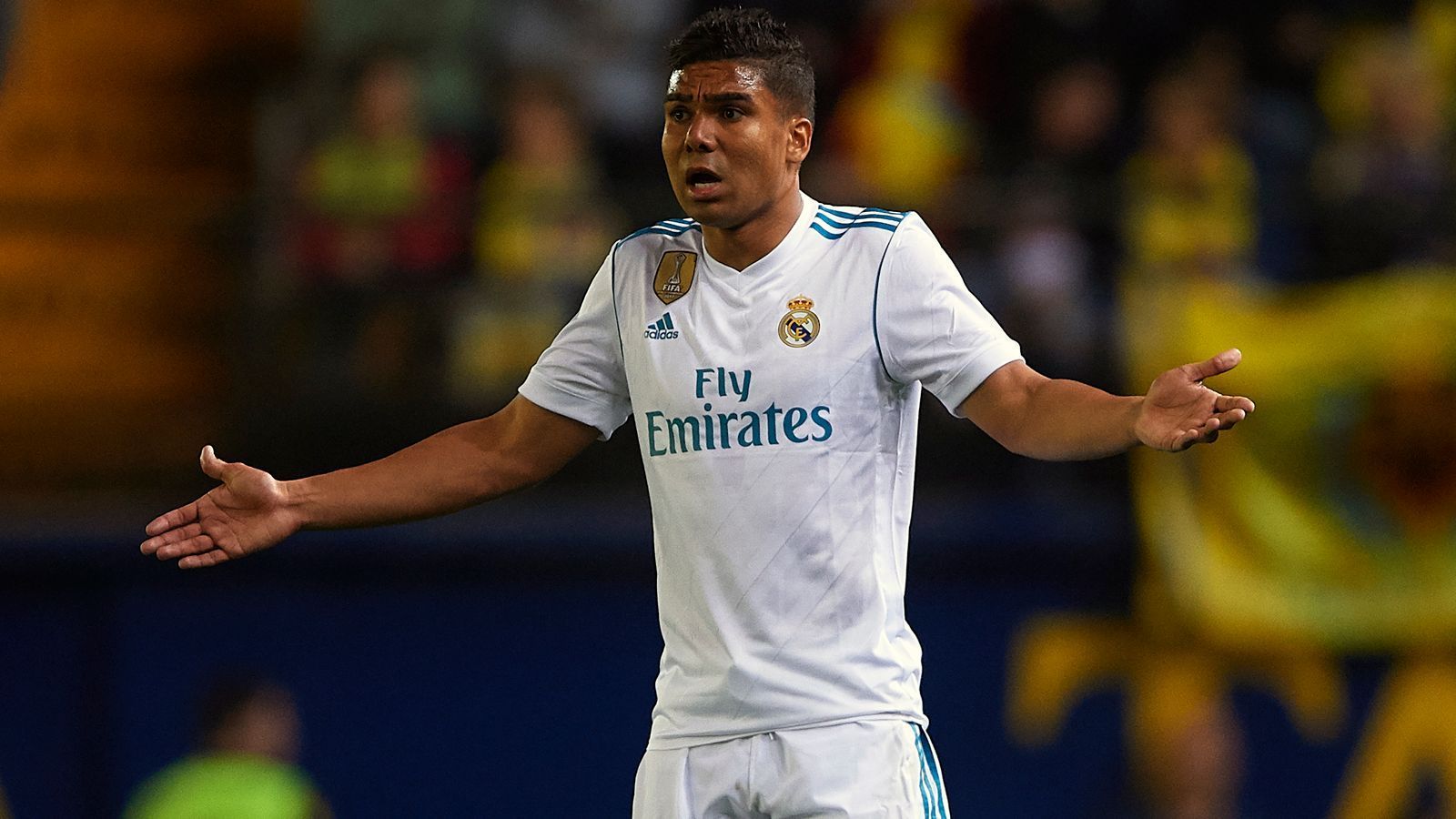
                <strong>Casemiro (Real Madrid)</strong><br>
                Als der brasilianische Abräumer Casemiro 2013 zu Real Madrid wechselte, war er offenbar noch zu wenig routiniert, um sich sofort im Star-Ensemble der Spanier zu behaupten. Deshalb verlieh ihn Real ein Jahr später nach Porto - im Nachhinein eine hervorragende Entscheidung! In Portugal entwickelte sich Casemiro zu einem Topmann und gehört im Prinzip seit seiner Rückkehr nach Madrid auch zu den wichtigen Leistungsträgern. Mit seinen 26 Jahren hat der Nationalspieler mit den Madrilenen nun schon vier Mal die Champions League gewonnen, zuletzt drei Mal in Serie. Auch nach dem Abgang seines Förderers Zinedine Zidane blieb Casemiro unter dessen Nachfolgern ein wichtiger Mann im Real-Mittelfeld.
              