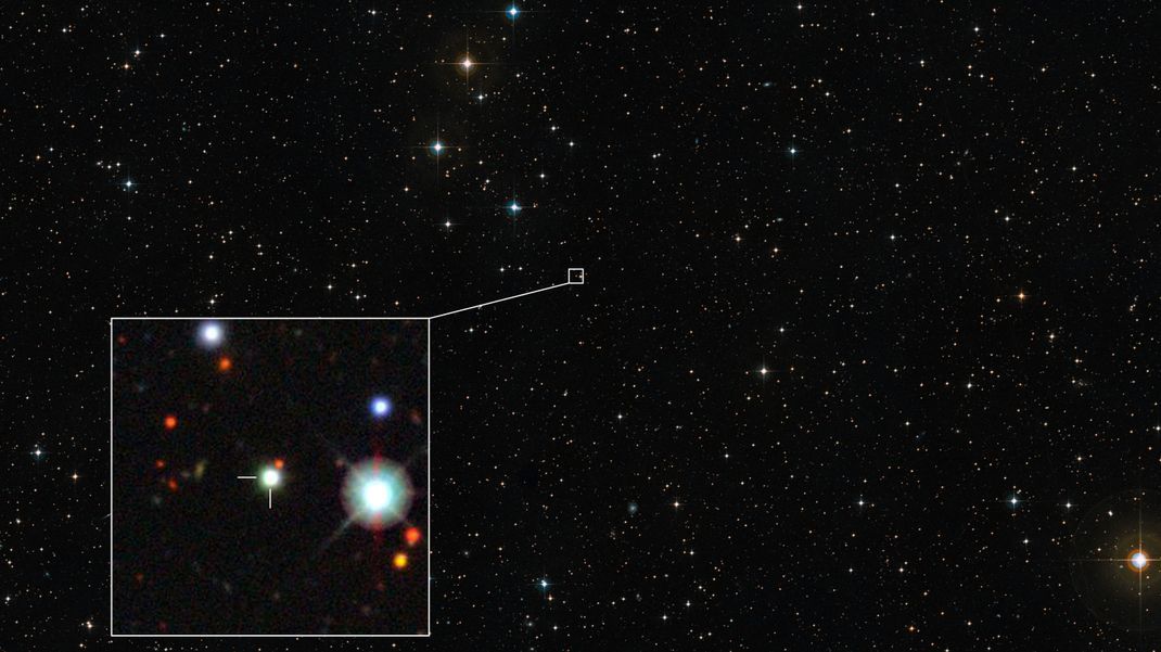 Was auf dem Bild nur wie ein Punkt erscheint, könnte ein ganz besonderer Ort mit einer rotierenden Scheibe, bestehend aus leuchtend-wirbelndem Gas und anderer Materie von verschlungenen Sternen sein.