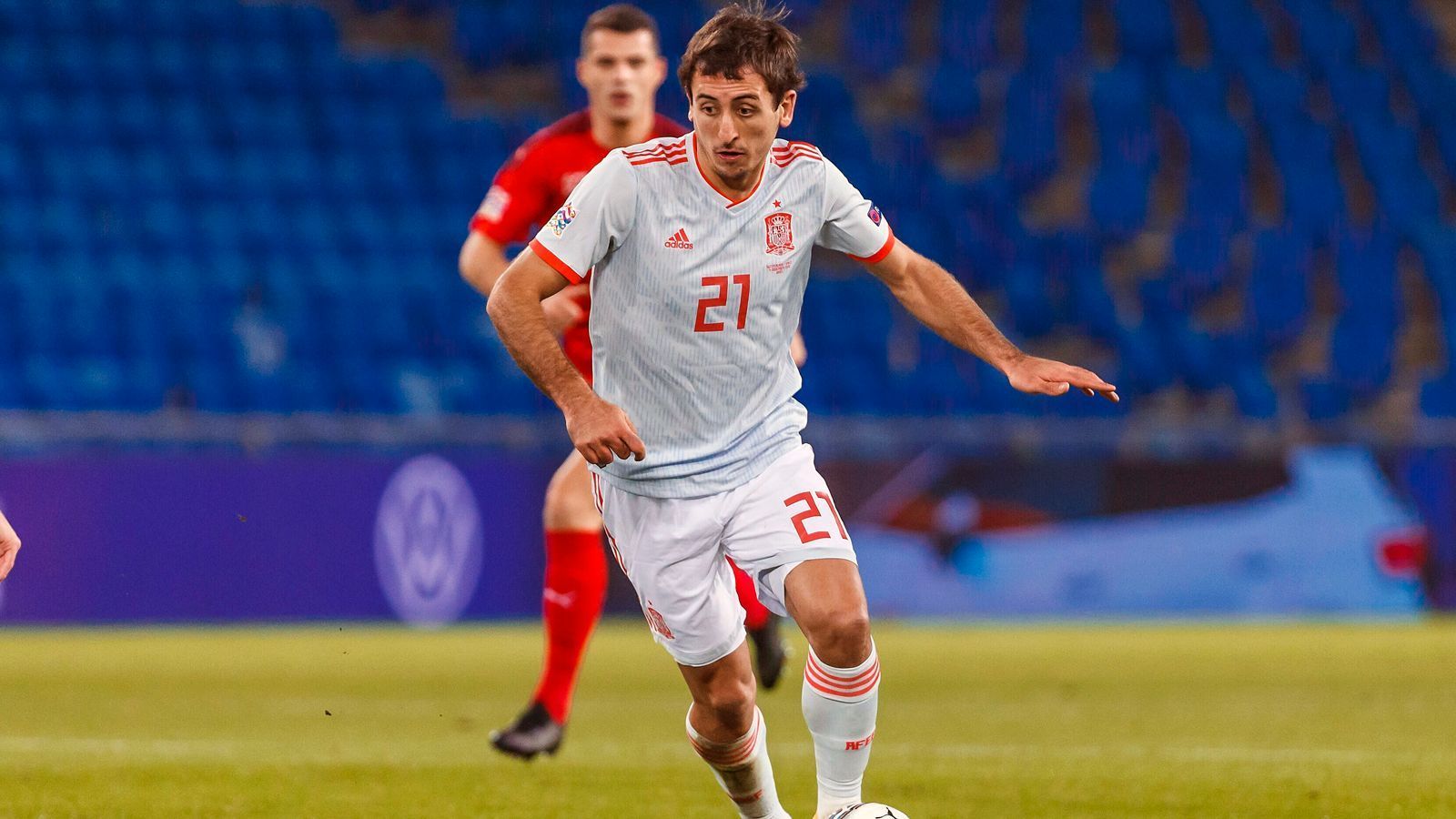 
                <strong>Mikel Oyarzabal (Real Sociedad)</strong><br>
                Beim Überraschungs-Tabellenführer Real Sociedad brilliert neben Merino noch Flügelstürmer Mikel Oyarzabal. Das Eigengewächs, das zusammen mit Merino und auch Olmo 2019 U21-Europameister wurde, führt aktuell mit sechs Treffern sogar die Torschützenliste in Spaniens Oberhaus an. In der spanischen Nationalmannschaft durfte der 23-Jährige erstmals schon 2016 unter Ex-Trainer Vicente del Bosque ran, danach aber musste Oyarzabal drei Jahre auf den zweiten Einsatz warten. Erst nach dem U21-EM-Titel etablierte sich der Spanier in der A-Nationalmannschaft und ist mittlerweile fester Bestandteil des Kaders. Luis Enrique testete San Sebastians Profi mittlerweile bereits auf fast allen Offensivpositionen. Derzeit steht Oyarzabal bei zehn Länderspiel-Einsätzen und drei Treffern.
              