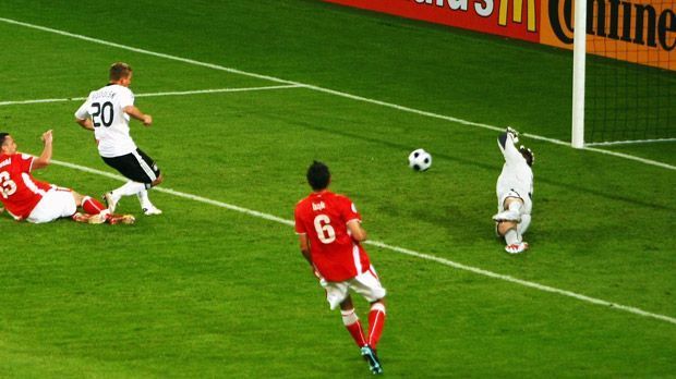 
                <strong>EM 2008 Vorrunde</strong><br>
                EM 2008: Zwölf Jahre nach dem bis dahin letzten Titel überstand Deutschland mal wieder die Vorrunde - und es ging richtig weit im Turnier. In der Vorrundengruppe mit Polen, Kroatien und Österreich musste das Team von Bundestrainer Joachim Löw jedoch auch bis zum dritten Spiel um das Weiterkommen zittern. Dem Auftaktsieg gegen Polen folgte eine Pleite gegen Kroatien und so brauchte es im letzten Spiel gegen Gastgeber Österreich einen Freistoß-Hammer von Michael Ballack zum Erreichen der K.o-Phase.
              