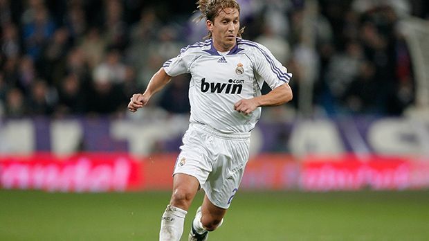 
                <strong>Abwehr: Michel Salgado</strong><br>
                Abwehr: Michel Salgado. Er kam im gleichen Jahr wie Iker Casillas zu Real Madrid und blieb dort zehn Jahre. Der Außenverteidiger bestritt 251 Spiele für den spanischen Rekordmeister.
              