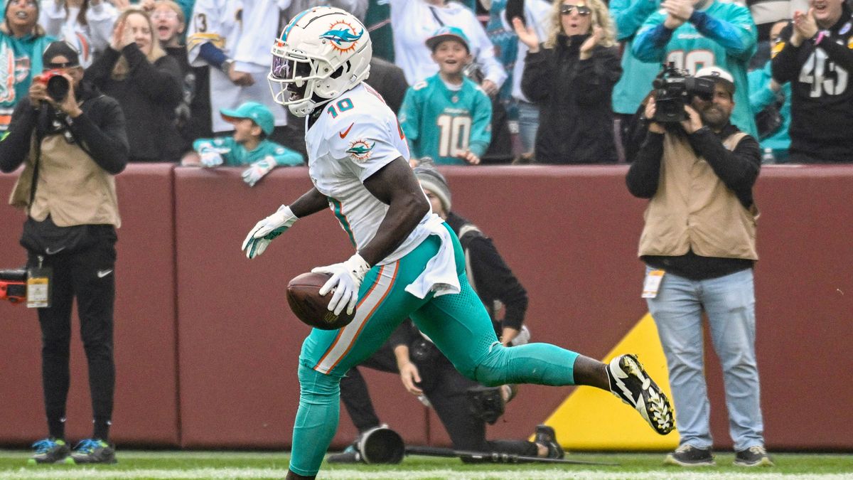 LANDOVER, MD - DECEMBER 03: Miami Dolphins wide receiver Tyreek Hill (10) scores a touchdown during the NFL, American Football Herren, USA game between the Miami Dolphins and the Washington Command...