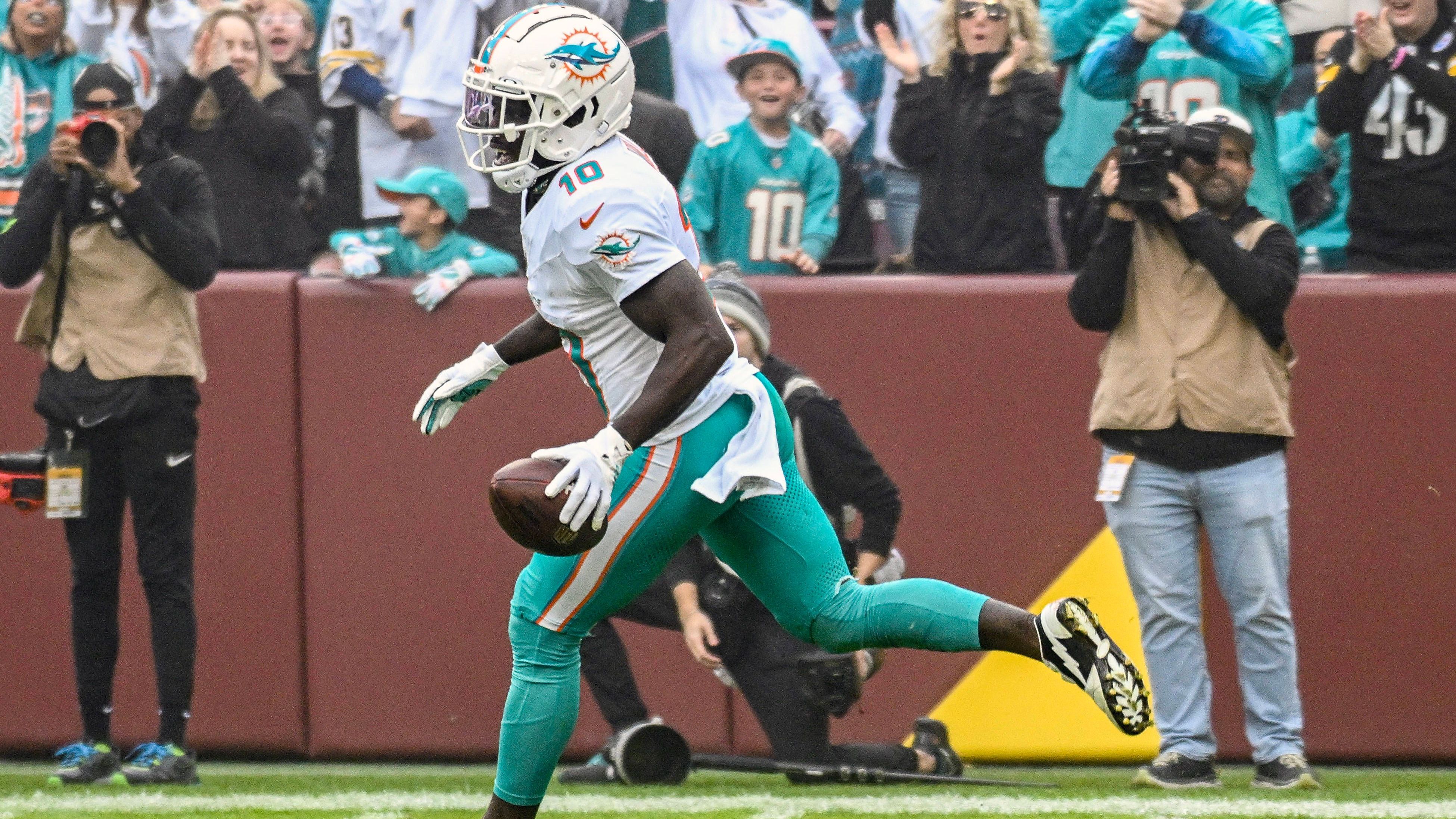 <strong>Tyreek Hill nennt die besten Receiver der NFL-Historie</strong><br>Wide Receiver Tyreek Hill von den Miami Dolphins war im Podcast von Robert Griffin III "RG3 and The Ones" zu Gast. Dort wurde er nach den besten Receivern der NFL-Geschichte gefragt. Und seine Antworten - vor allem seine Nummer eins - überraschen.