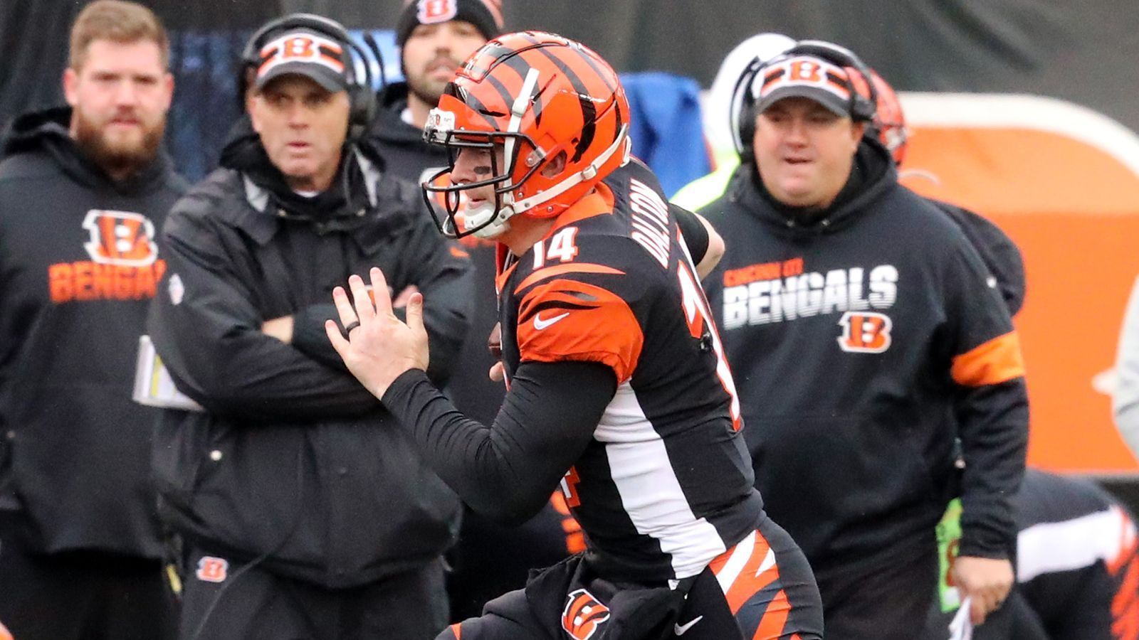 
                <strong>New York Jets</strong><br>
                Die Mentor-Lösung. Sam Darnold ist der Franchise-Quarterback, im dritten Jahr müsste der Erstrundenpick von 2018 langsam aber sicher mal durchstarten. Hilfe von einem erfahrenen Mann im Hintergrund könnte dabei entscheidend helfen.
              