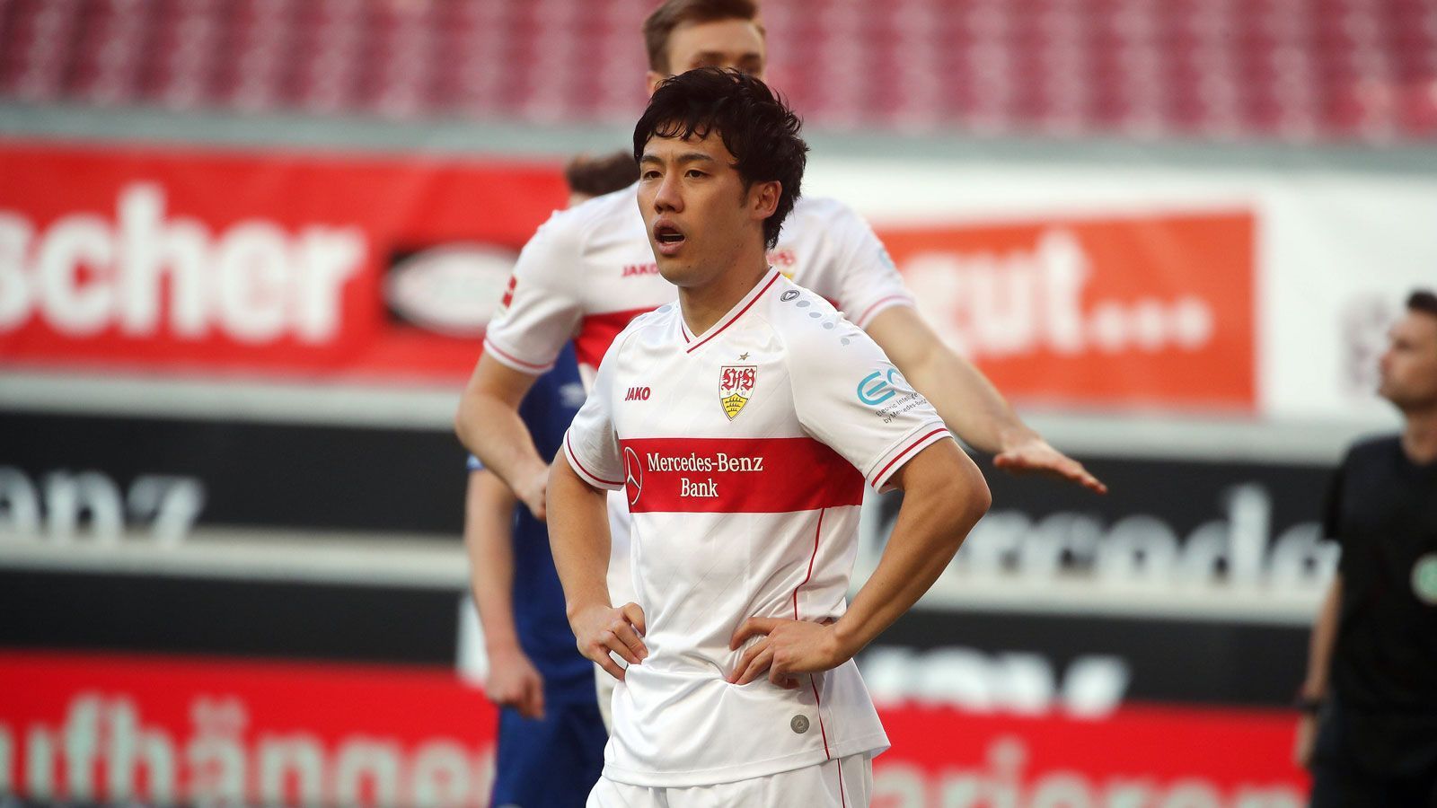 
                <strong>Mittelfeld: Wataru Endo (VfB Stuttgart)</strong><br>
                Der Japaner zieht beim VfB Stuttgart die Fäden im defensiven Mittelfeld, hat sich mittlerweile als unverzichtbar erwiesen und gewann mit 357 Zweikämpfen die meisten der Liga. Zuletzt trat der 28-Jährige auch noch offensiv in Erscheinung, beim 5:1-Erfolg über den FC Schalke 04 war der 25-malige Nationalspieler an vier Treffern beteiligt.
              