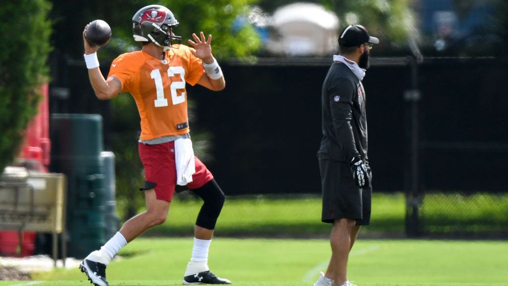 
                <strong>Roster Bonus</strong><br>
                Der erste Bonus, den sich Tom Brady sicherte, war wirklich kein schwieriger. 10 Millionen Dollar machte Tom Brady klar, indem er fünf Tage lang ein Tampa Bay Buccaneer war. Das war es. Gleiches gilt übrigens für das kommende Jahr. Zusätzlich zu seinem Grundgehalt von 15 Millionen im Jahr sind also 25 Millionen Dollar pro Saison garantiert für den "GOAT".
              