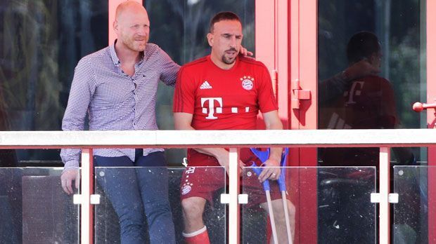 
                <strong>FC Bayern</strong><br>
                Neben Costa muss Guardiola auch auf Franck Ribery verzichten, der sich das Treiben seiner Kollegen zusammen mit Sportvorstand Matthias Sammer vom Balkon aus ansieht
              